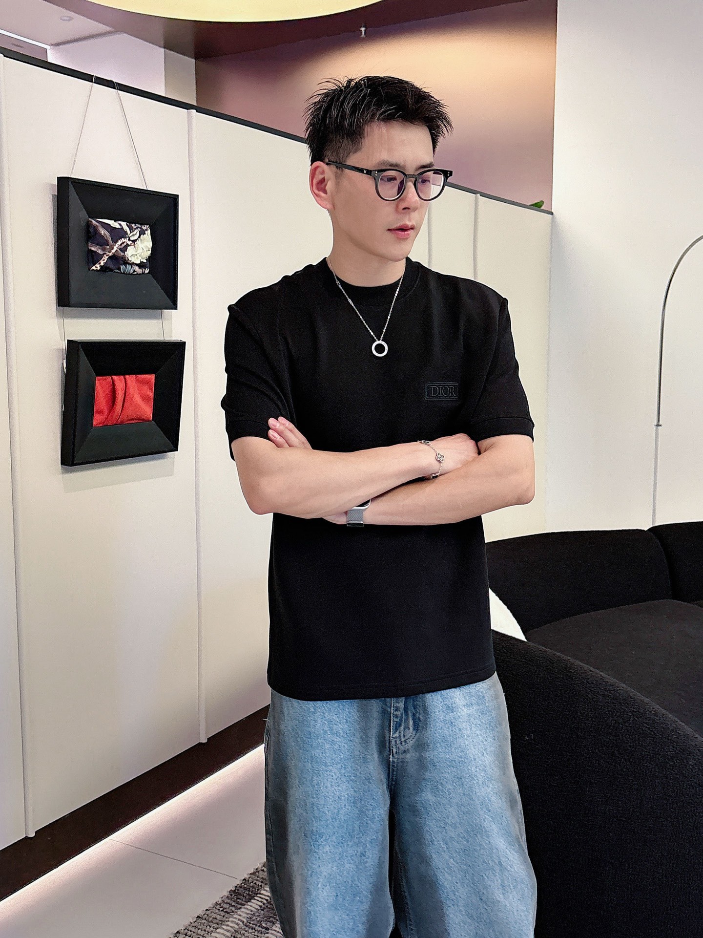 Dior2025秋冬 圆领刺绣短袖T恤打底衫 元素性的Logo徽章凸显休闲时尚魅力,依然独领时尚风骚.内