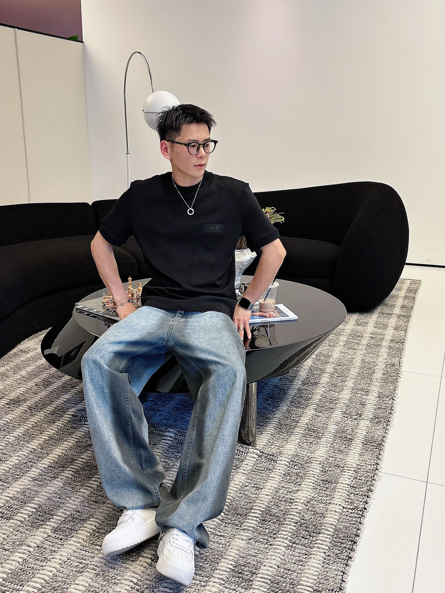 Dior2025秋冬 圆领刺绣短袖T恤打底衫 元素性的Logo徽章凸显休闲时尚魅力,依然独领时尚风骚.内