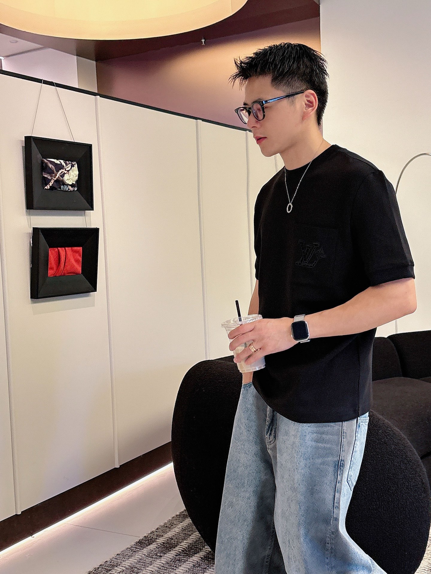 LV2025秋冬 圆领刺绣短袖T恤打底衫 元素性的Logo徽章凸显休闲时尚魅力,依然独领时尚风骚.内搭好