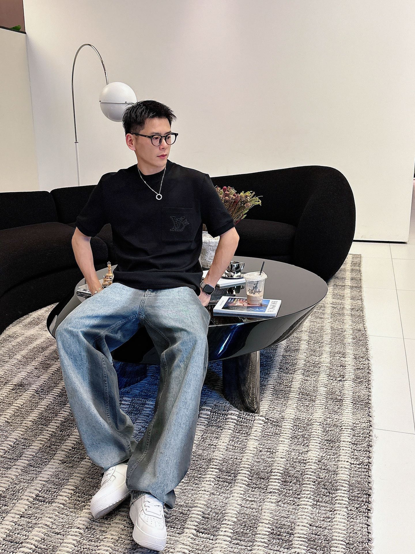 LV2025秋冬 圆领刺绣短袖T恤打底衫 元素性的Logo徽章凸显休闲时尚魅力,依然独领时尚风骚.内搭好