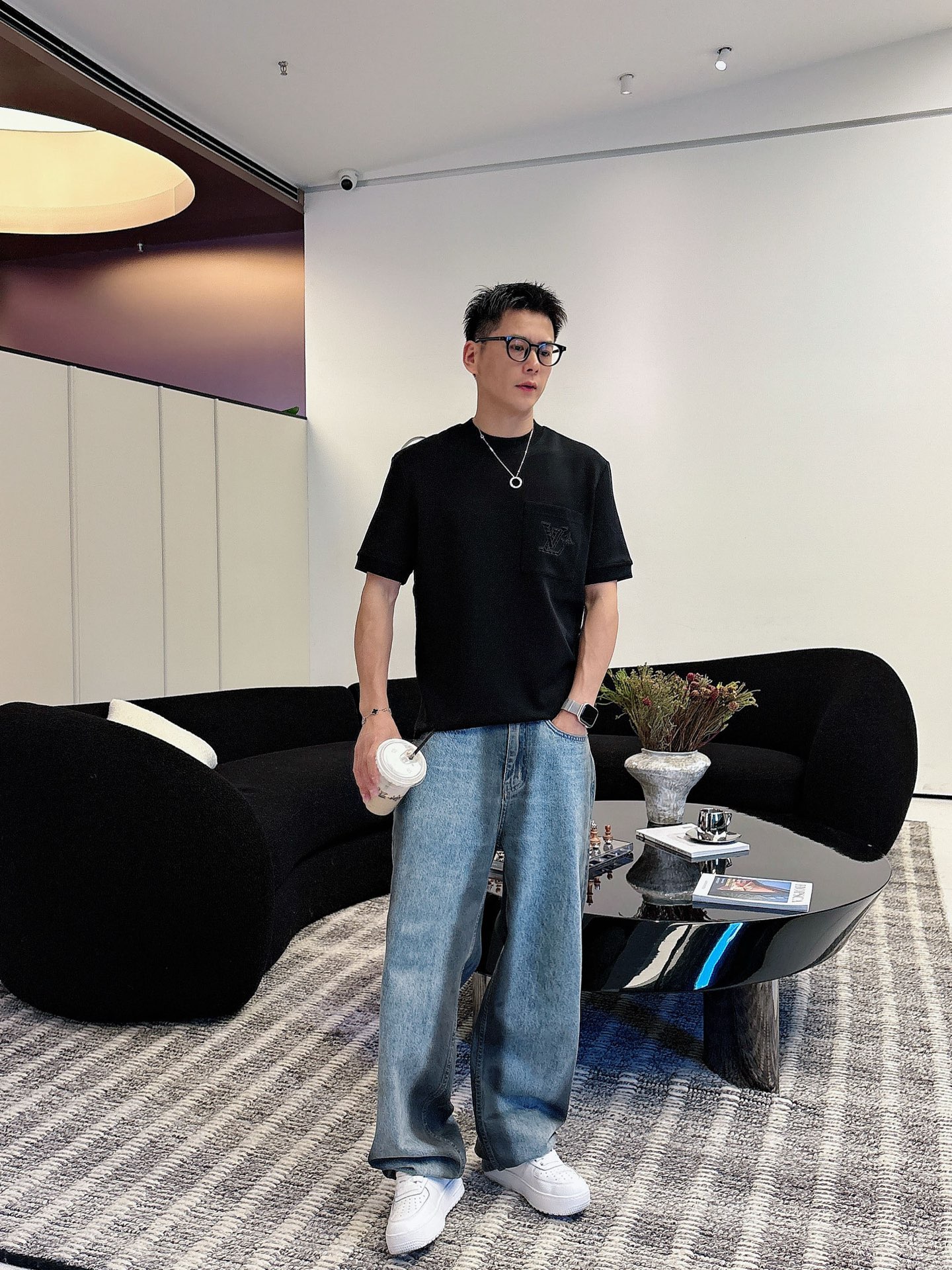 LV2025秋冬 圆领刺绣短袖T恤打底衫 元素性的Logo徽章凸显休闲时尚魅力,依然独领时尚风骚.内搭好