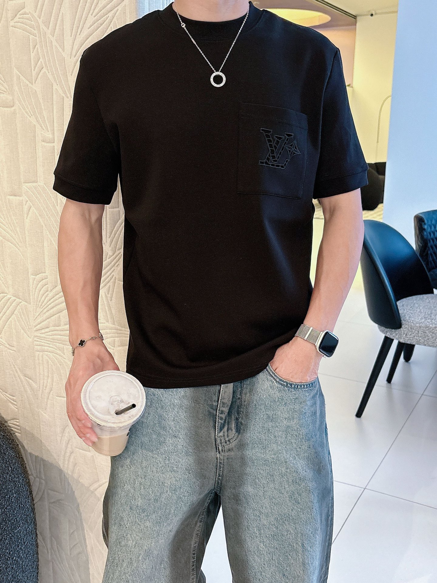 LV2025秋冬 圆领刺绣短袖T恤打底衫 元素性的Logo徽章凸显休闲时尚魅力,依然独领时尚风骚.内搭好