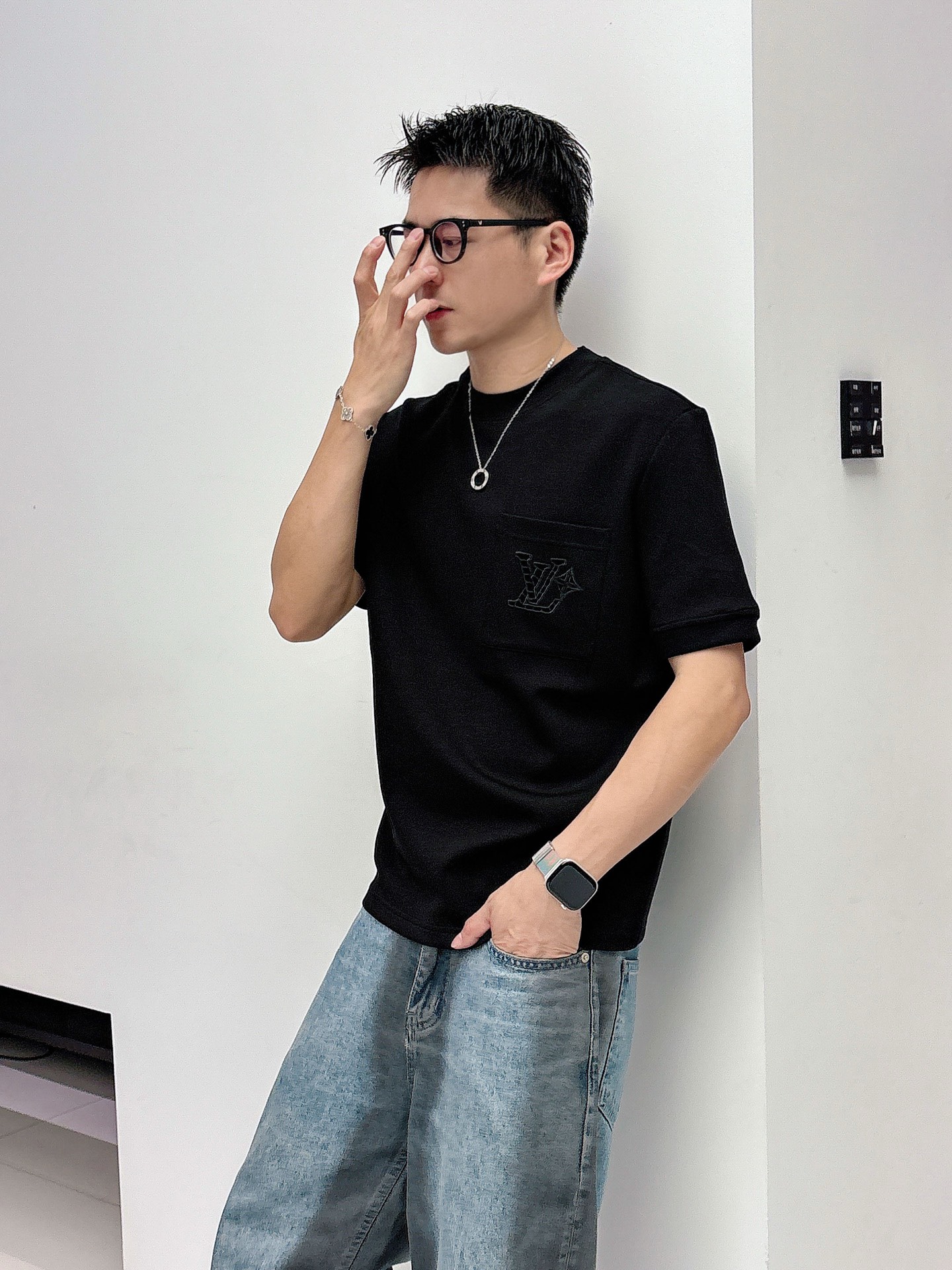 LV2025秋冬 圆领刺绣短袖T恤打底衫 元素性的Logo徽章凸显休闲时尚魅力,依然独领时尚风骚.内搭好