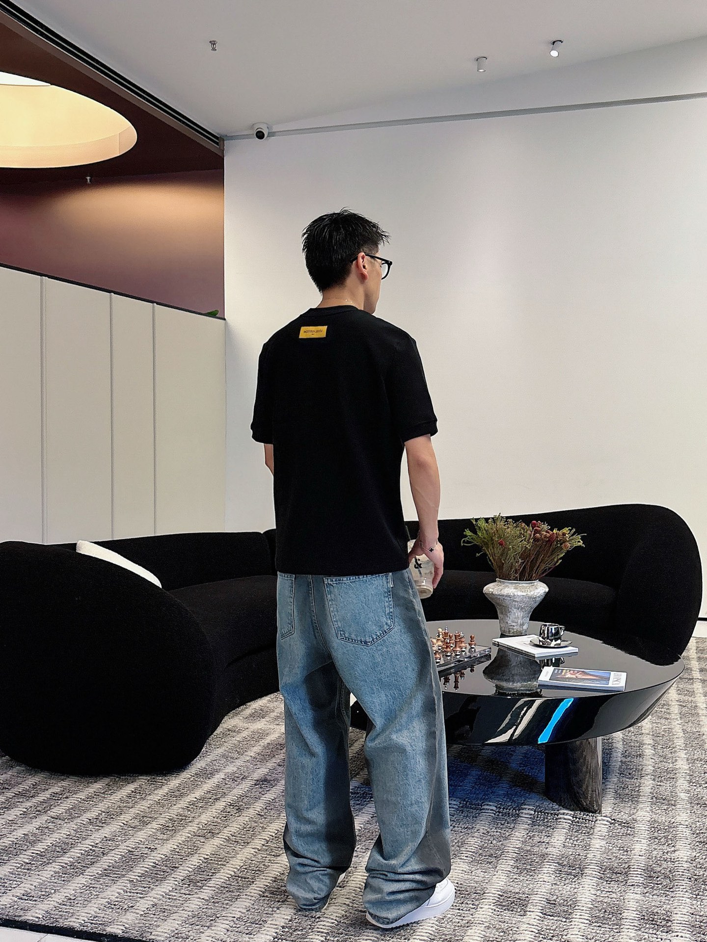 LV2025秋冬 圆领刺绣短袖T恤打底衫 元素性的Logo徽章凸显休闲时尚魅力,依然独领时尚风骚.内搭好