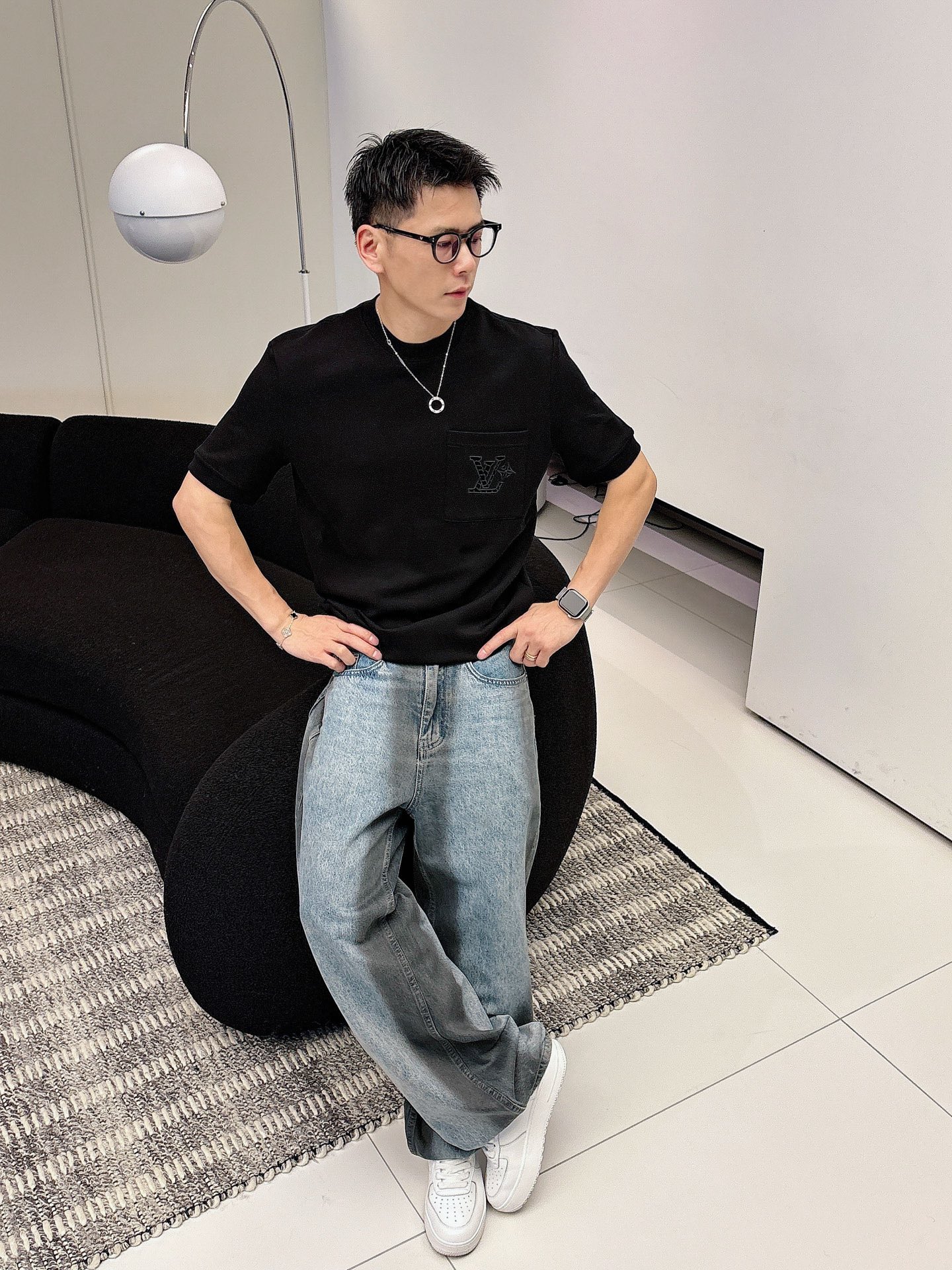 LV2025秋冬 圆领刺绣短袖T恤打底衫 元素性的Logo徽章凸显休闲时尚魅力,依然独领时尚风骚.内搭好