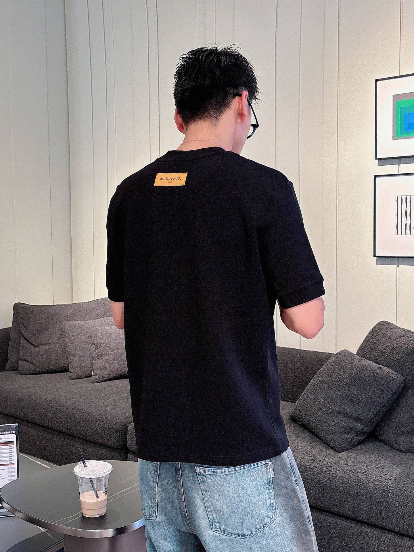 LV2025秋冬 圆领刺绣短袖T恤打底衫 元素性的Logo徽章凸显休闲时尚魅力,依然独领时尚风骚.内搭好