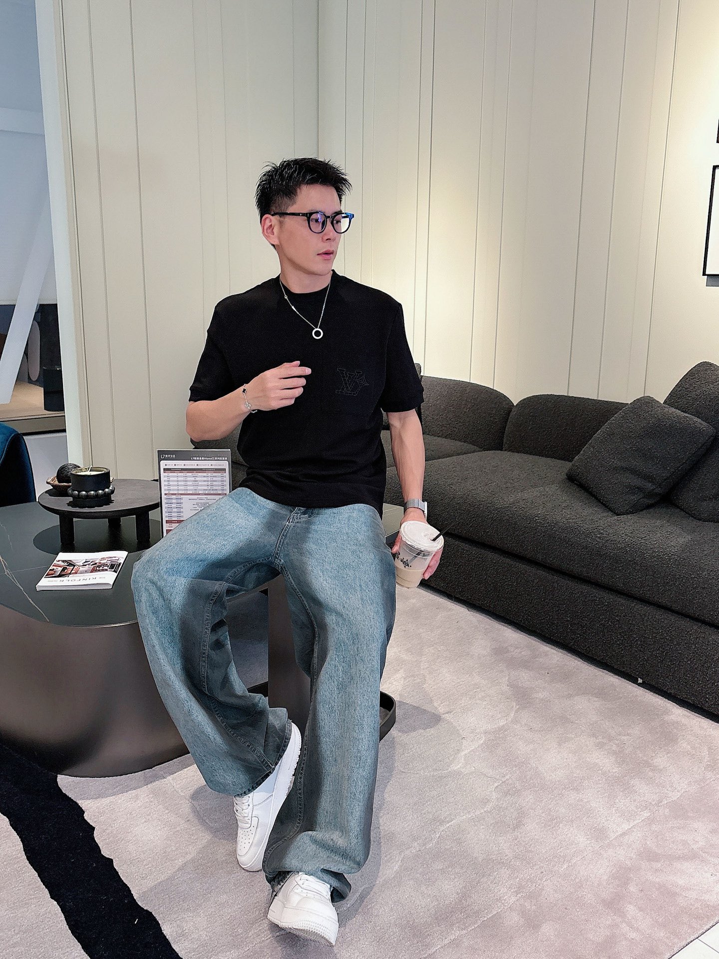 LV2025秋冬 圆领刺绣短袖T恤打底衫 元素性的Logo徽章凸显休闲时尚魅力,依然独领时尚风骚.内搭好