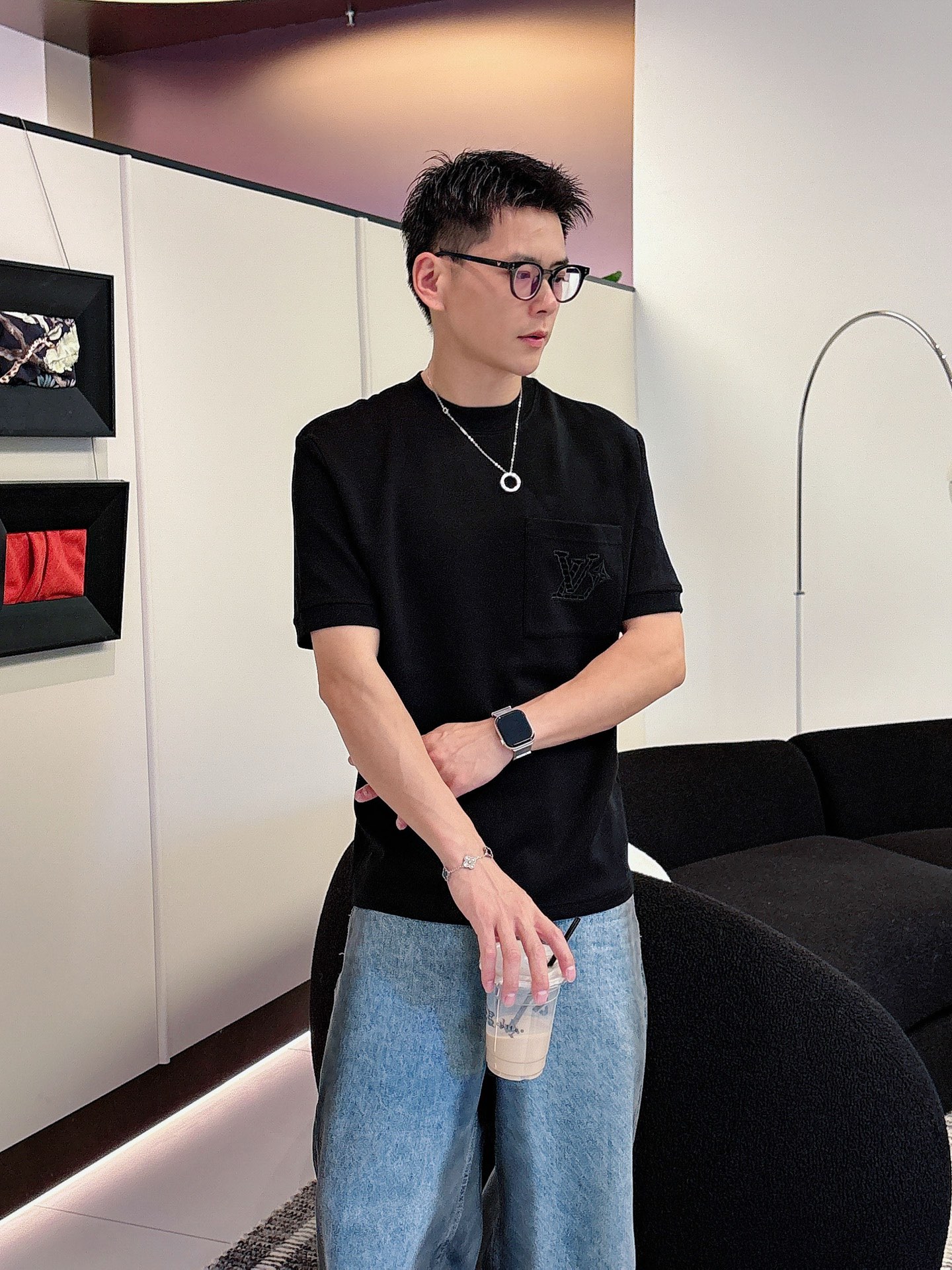 LV2025秋冬 圆领刺绣短袖T恤打底衫 元素性的Logo徽章凸显休闲时尚魅力,依然独领时尚风骚.内搭好