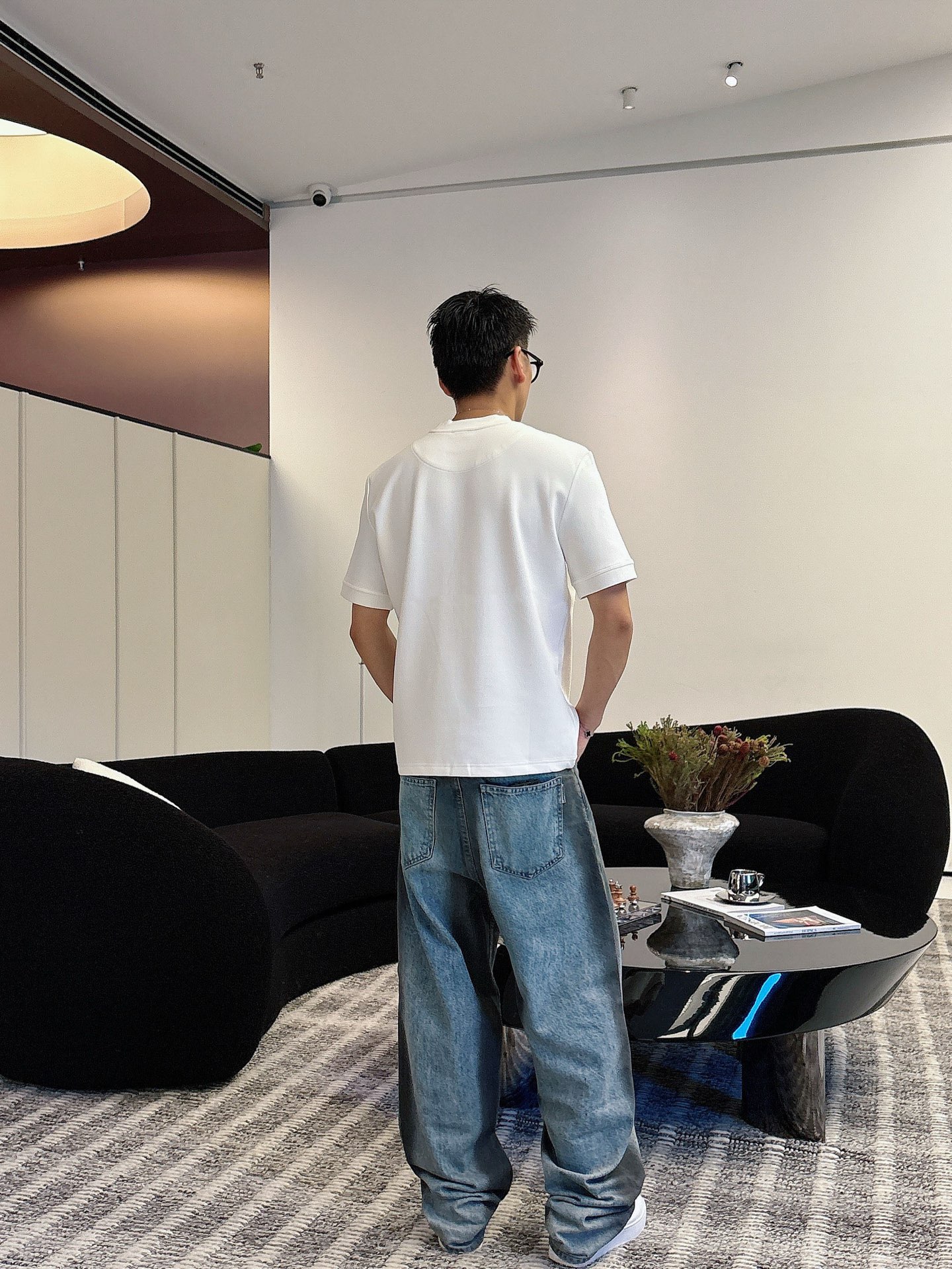 罗意威2025秋冬 圆领刺绣短袖T恤打底衫 元素性的Logo徽章凸显休闲时尚魅力,依然独领时尚风骚.内搭