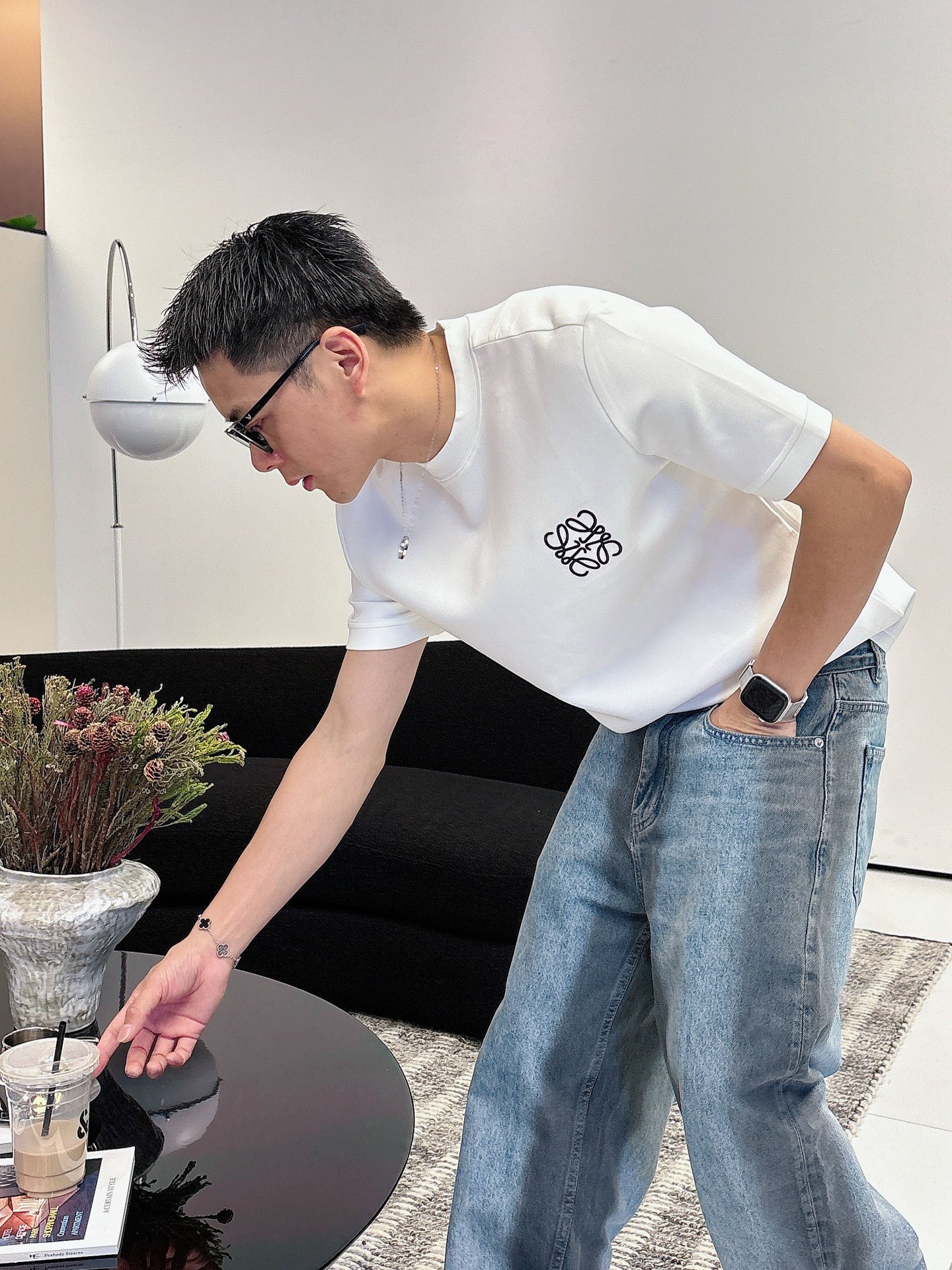 罗意威2025秋冬 圆领刺绣短袖T恤打底衫 元素性的Logo徽章凸显休闲时尚魅力,依然独领时尚风骚.内搭