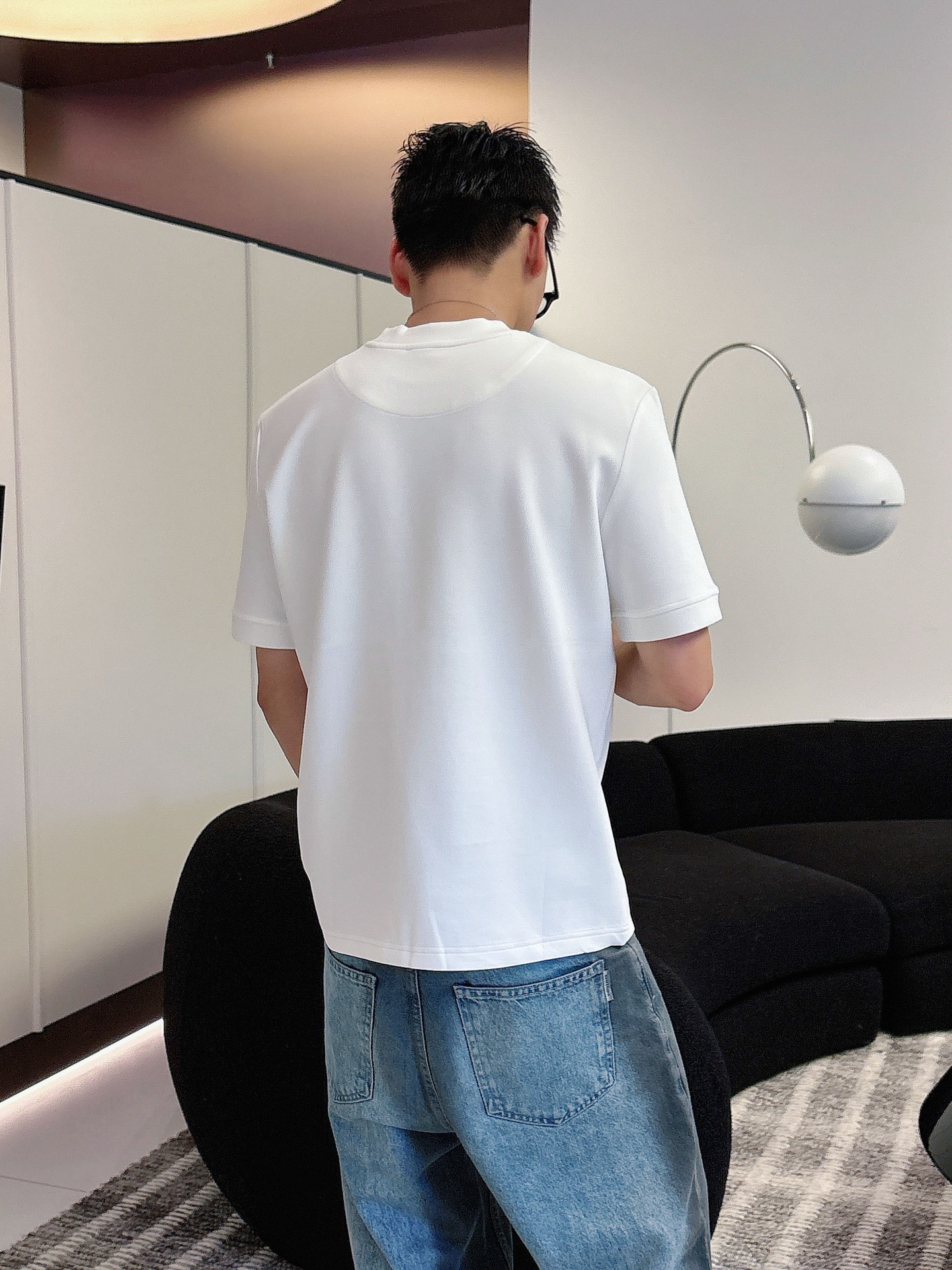 罗意威2025秋冬 圆领刺绣短袖T恤打底衫 元素性的Logo徽章凸显休闲时尚魅力,依然独领时尚风骚.内搭