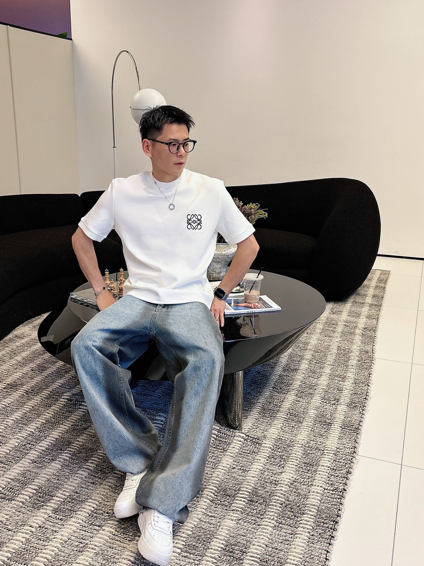 罗意威2025秋冬 圆领刺绣短袖T恤打底衫 元素性的Logo徽章凸显休闲时尚魅力,依然独领时尚风骚.内搭