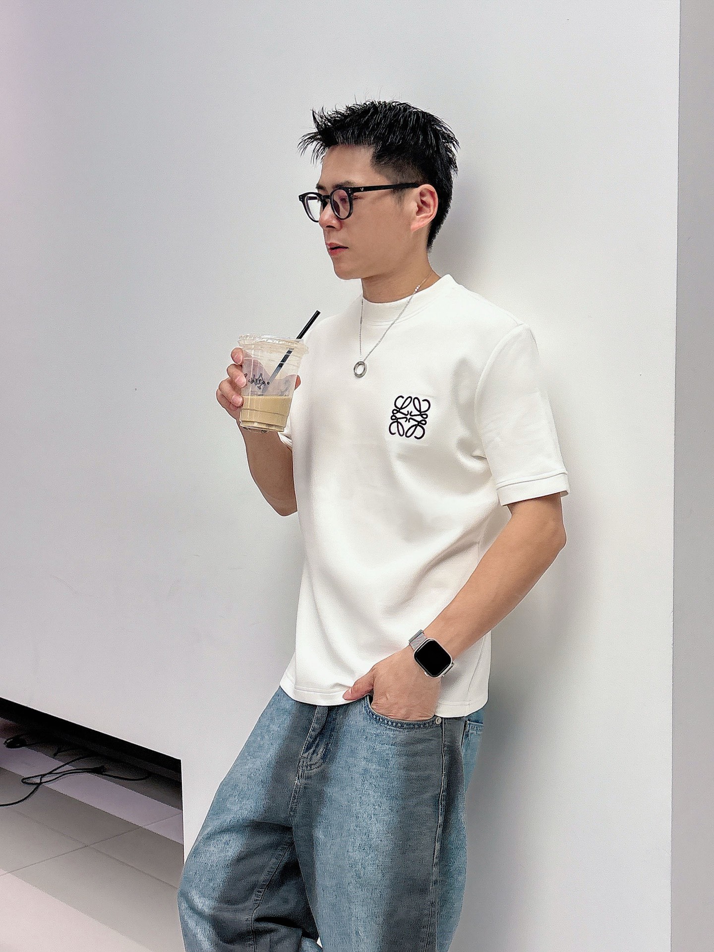 罗意威2025秋冬 圆领刺绣短袖T恤打底衫 元素性的Logo徽章凸显休闲时尚魅力,依然独领时尚风骚.内搭