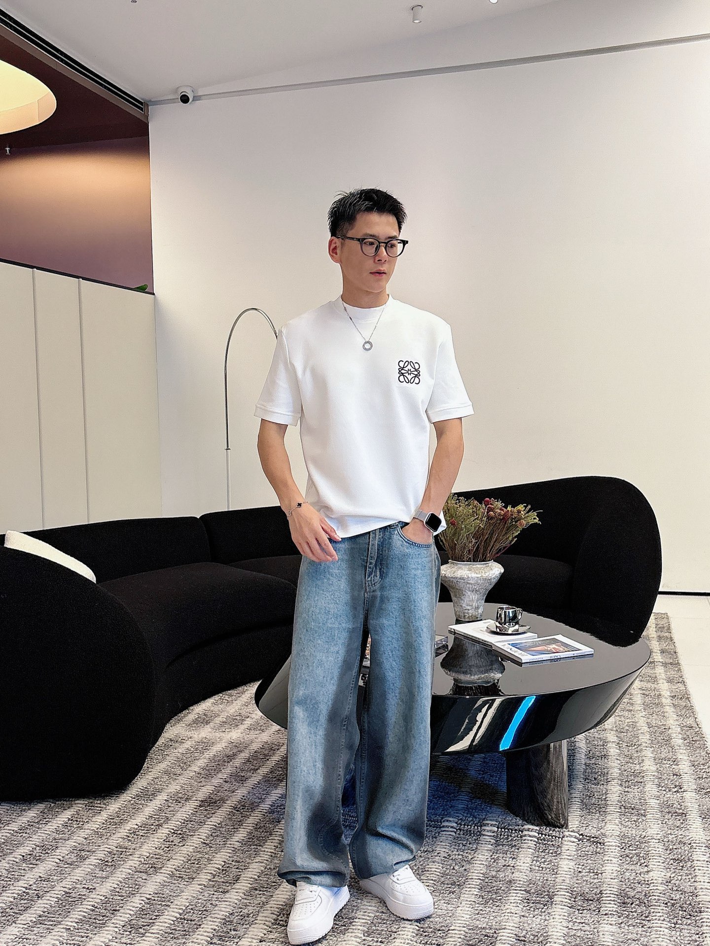 NO:522872,Luo Yiwei 2025 Autumn and Winter Round neck embroidered short-sleeved T-shirt base shirt Elemental Logo badge highlights the casual and fashionable charm, and is still unique in style. It is well equipped with a companion... Customer-supplied high-strength elastic knitted liquid ammonia air-layer fabric, flat and symmetrical knitted light and refreshing, soft and comfortable, and excellent breathability. Simple and unique charm. The straight-cut style is more suitable for matching with various trendy and fashionable styles. It uses instrument embroidery, delicate and full texture, bringing a new experience for fashion sports and leisure. Color black white Size M-3XL,,loewe,T-shirt,tees,t-shirt,alexander wang19860909罗意威 2025秋冬 圆领刺绣短袖T恤打底衫 元素性的Logo徽章凸显休闲时尚魅力,依然独领时尚风骚.内搭好伴侣… 客供高支弹力针织液氨空气层面料,平整匀称的针织轻薄清爽,柔软舒适,透气性极佳.简洁而富有独特魅力.直裁版型更为适合搭配各种潮流时尚造型. 采用器械刺绣,细腻饱满的质感突显,为时尚运动休闲带来全新体验. 颜色黑色 白色 尺码 M-3XL,,loewe,T-shirt,tees，t-shirt,alexander wang,Men's clothing