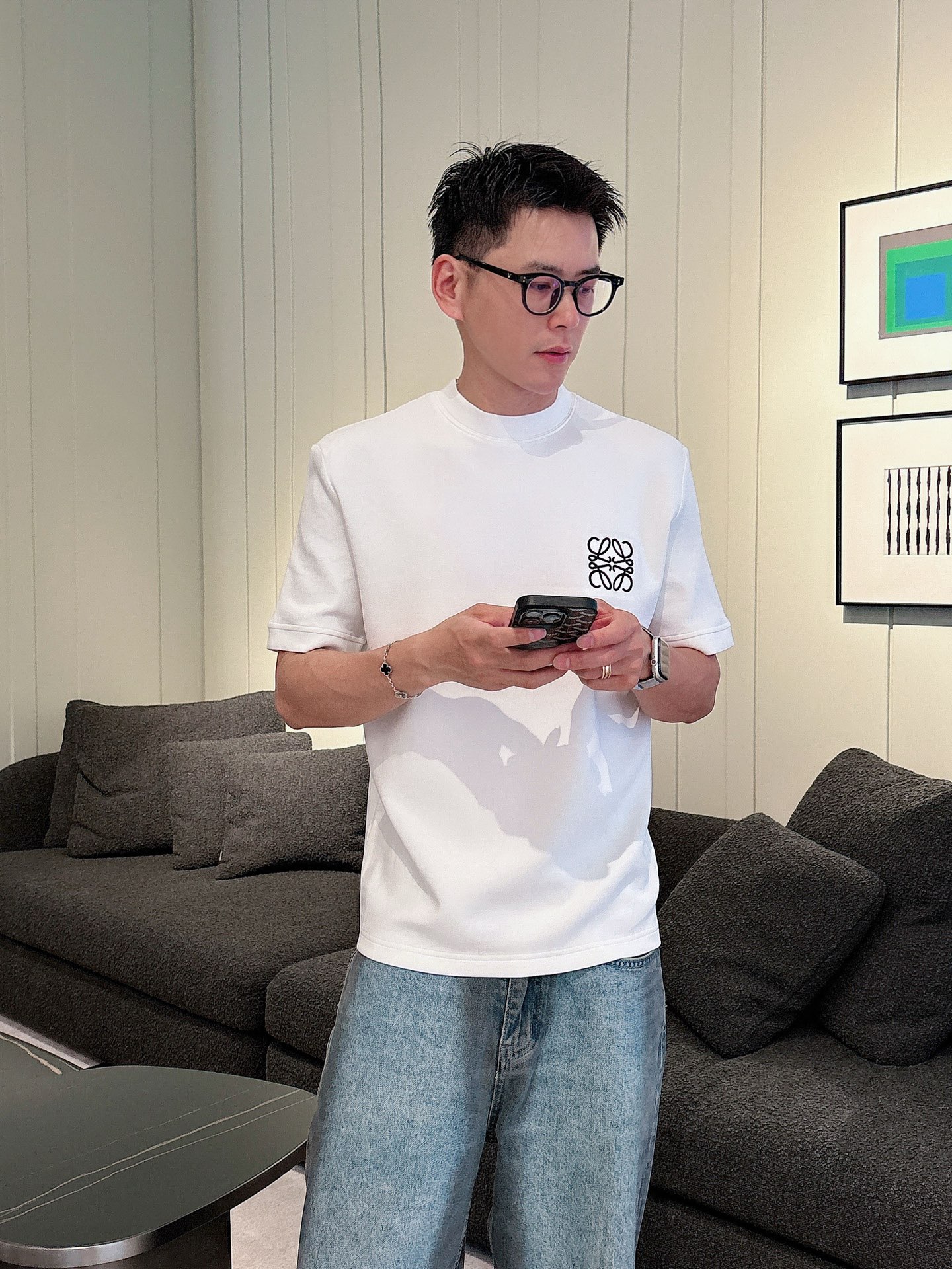 罗意威2025秋冬 圆领刺绣短袖T恤打底衫 元素性的Logo徽章凸显休闲时尚魅力,依然独领时尚风骚.内搭