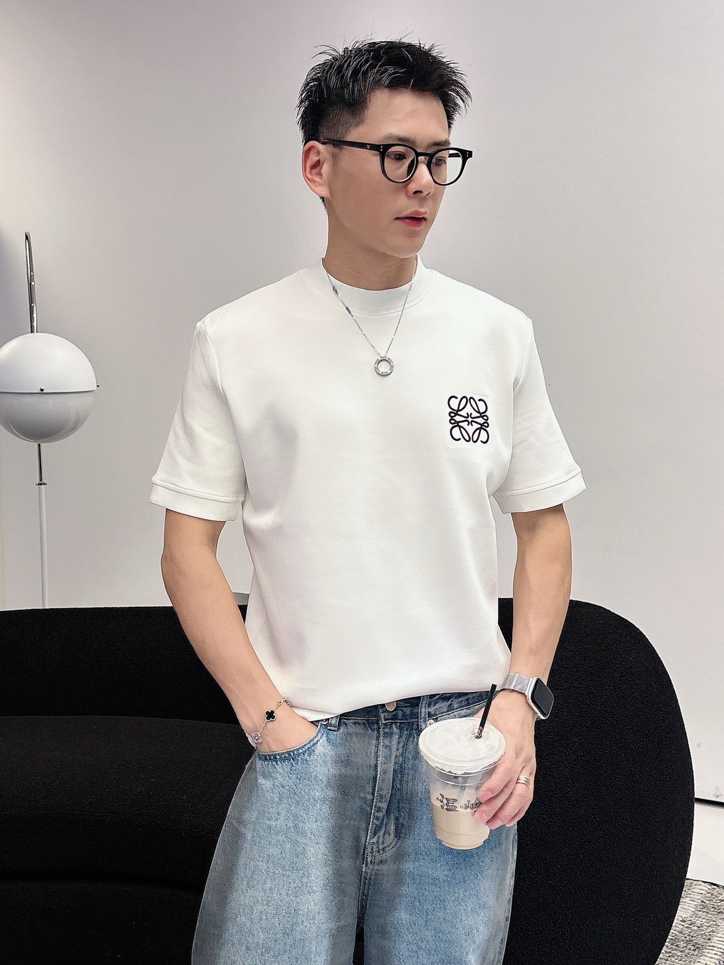 罗意威2025秋冬 圆领刺绣短袖T恤打底衫 元素性的Logo徽章凸显休闲时尚魅力,依然独领时尚风骚.内搭