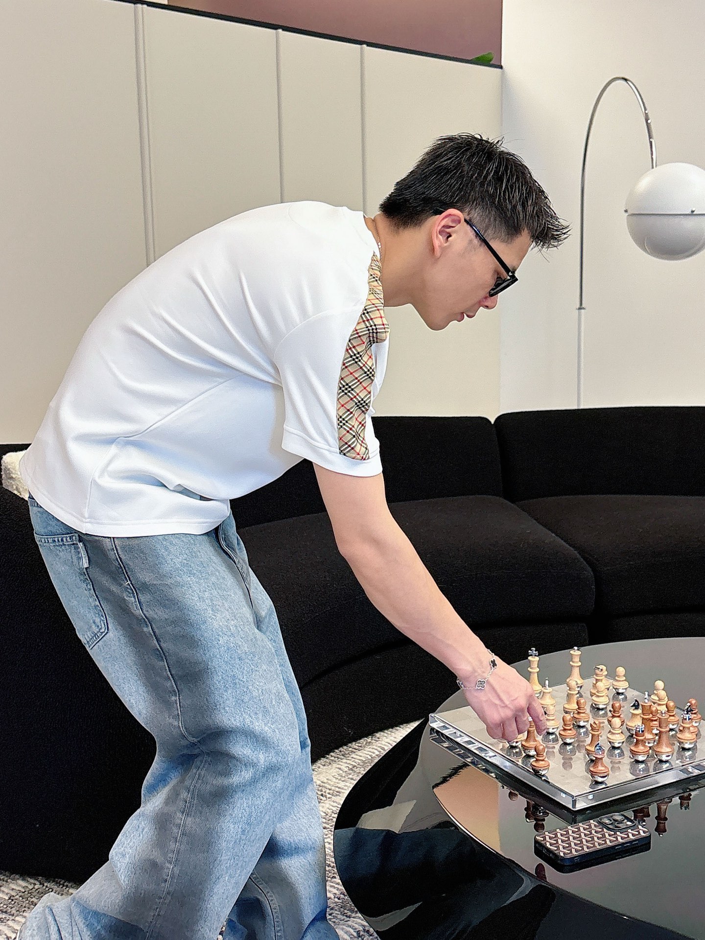 巴宝莉2025秋冬 圆领刺绣短袖T恤打底衫 元素性的Logo徽章凸显休闲时尚魅力,依然独领时尚风骚.内搭