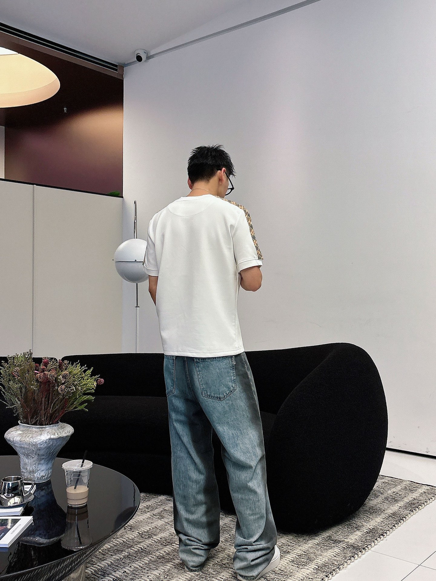 巴宝莉2025秋冬 圆领刺绣短袖T恤打底衫 元素性的Logo徽章凸显休闲时尚魅力,依然独领时尚风骚.内搭