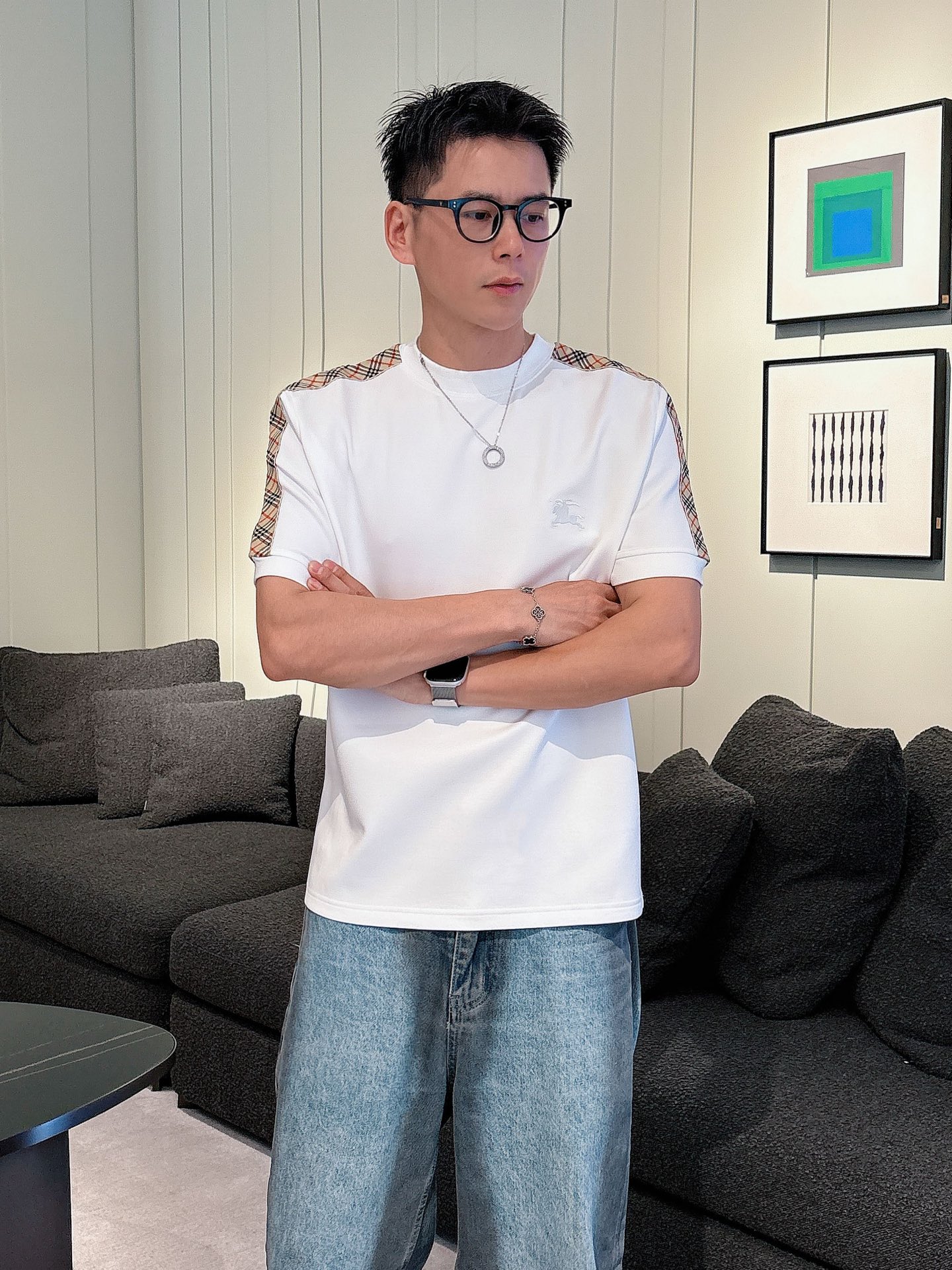 巴宝莉2025秋冬 圆领刺绣短袖T恤打底衫 元素性的Logo徽章凸显休闲时尚魅力,依然独领时尚风骚.内搭