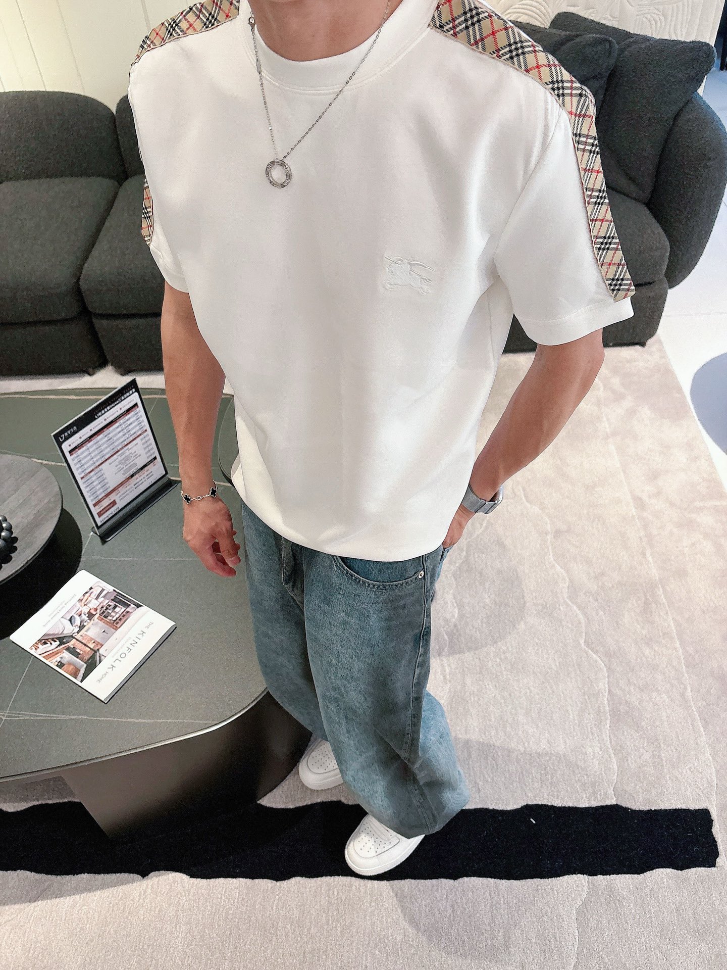 巴宝莉2025秋冬 圆领刺绣短袖T恤打底衫 元素性的Logo徽章凸显休闲时尚魅力,依然独领时尚风骚.内搭