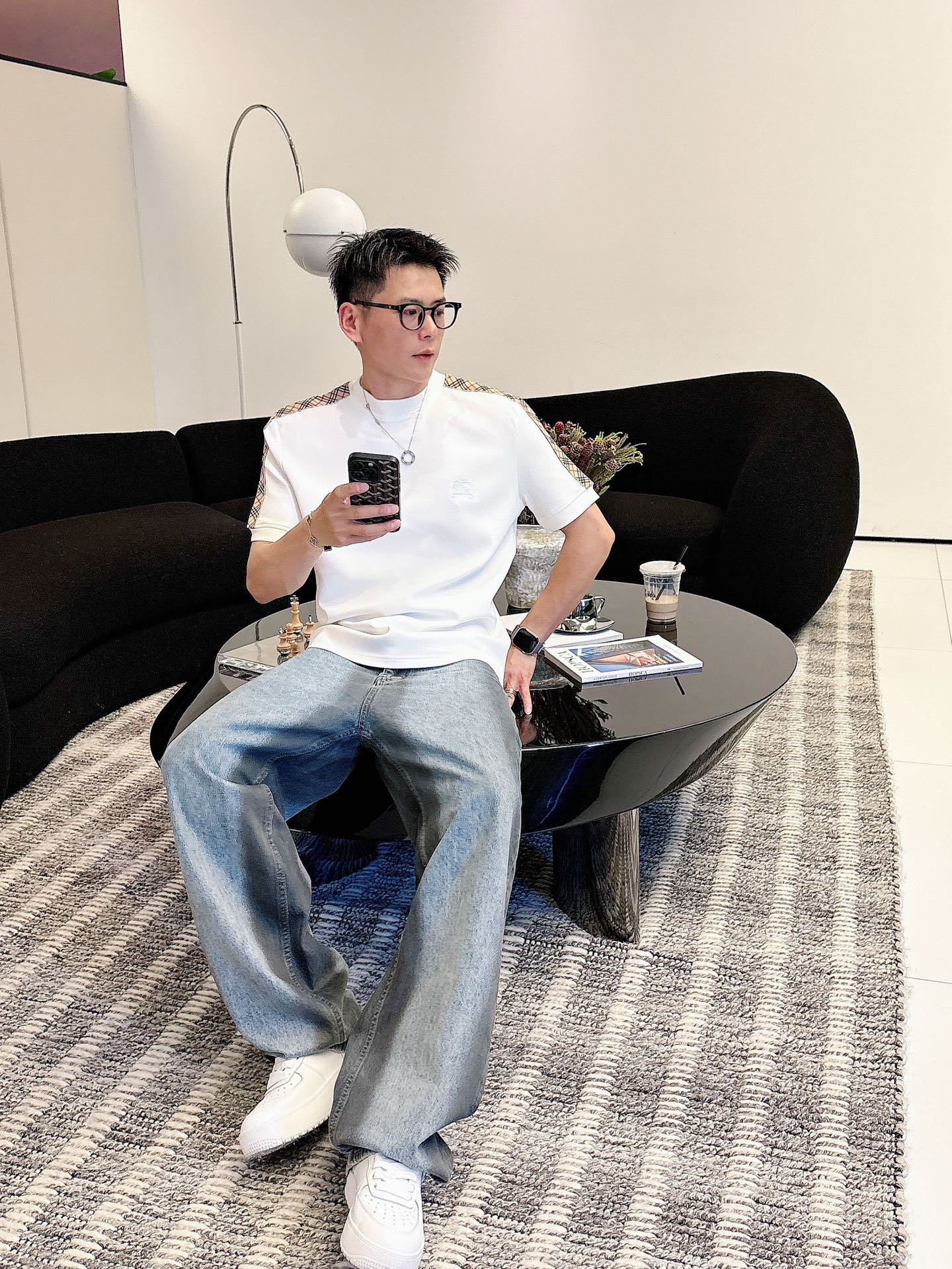 巴宝莉2025秋冬 圆领刺绣短袖T恤打底衫 元素性的Logo徽章凸显休闲时尚魅力,依然独领时尚风骚.内搭