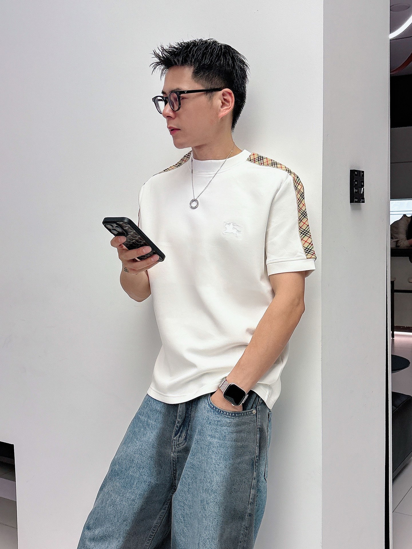 巴宝莉2025秋冬 圆领刺绣短袖T恤打底衫 元素性的Logo徽章凸显休闲时尚魅力,依然独领时尚风骚.内搭