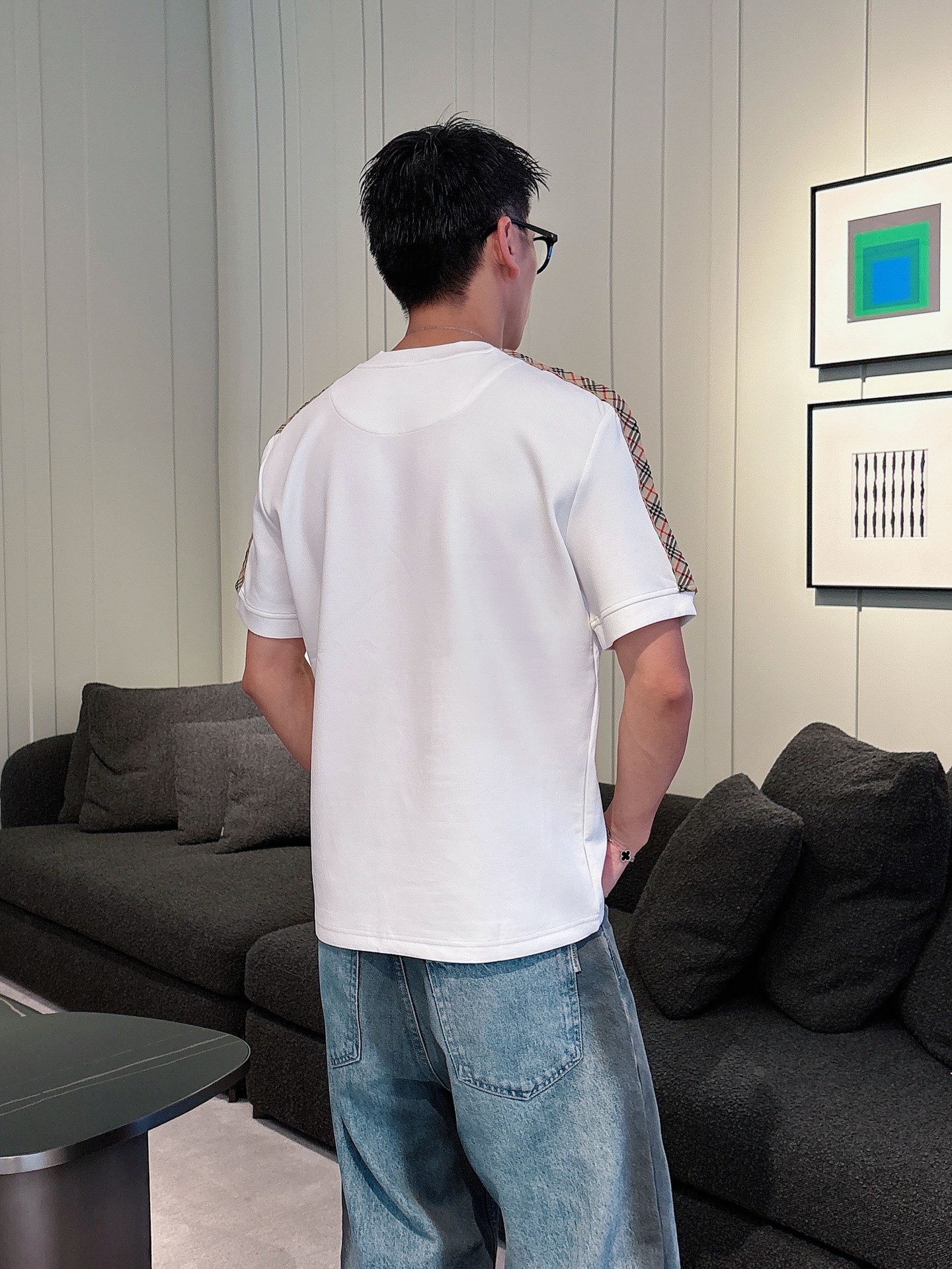 巴宝莉2025秋冬 圆领刺绣短袖T恤打底衫 元素性的Logo徽章凸显休闲时尚魅力,依然独领时尚风骚.内搭