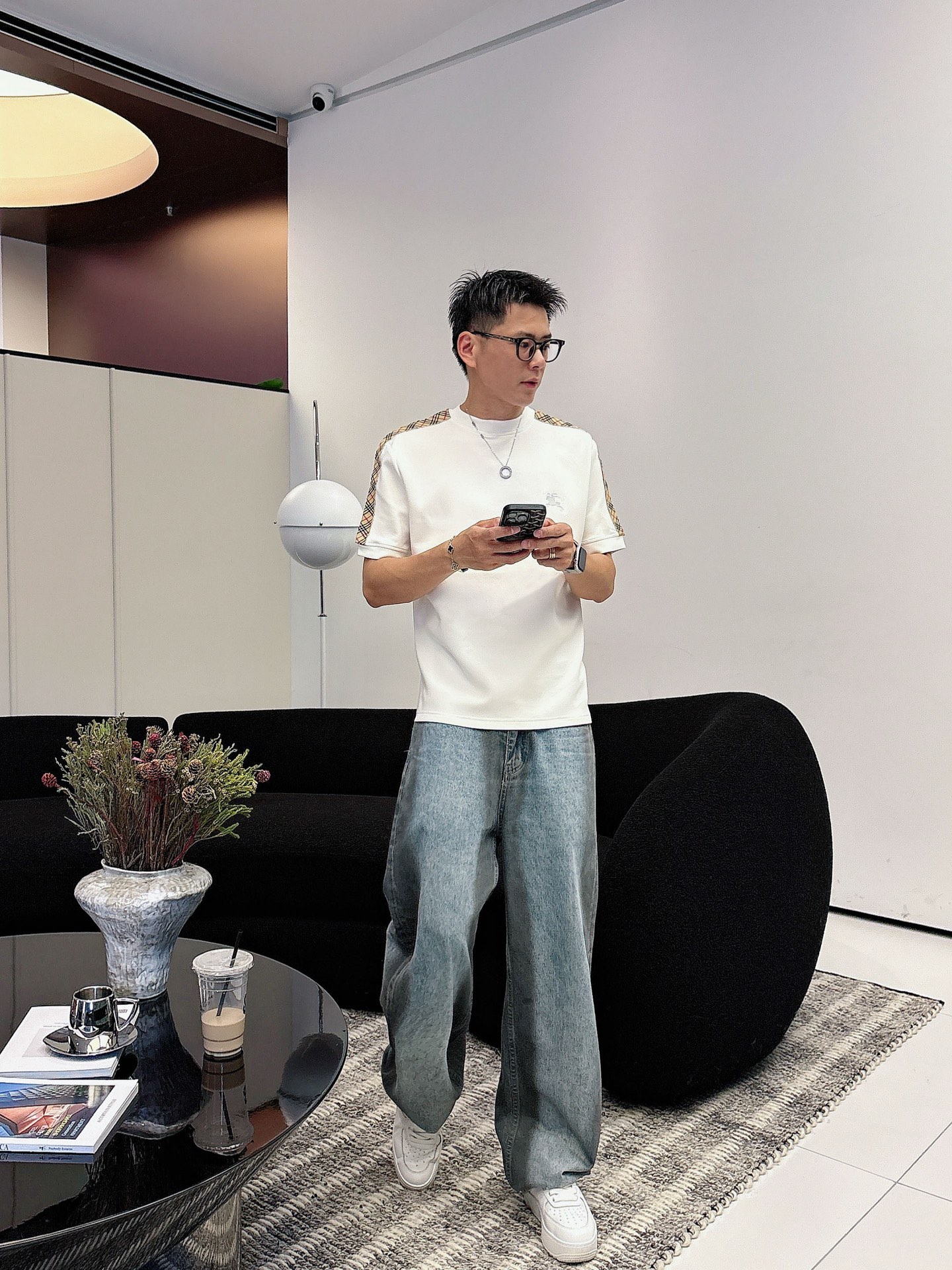 NO:522869,Burberry 2025 Autumn and Winter Round neck embroidered short-sleeved T-shirt base shirt Elemental Logo badge highlights the casual and fashionable charm, and is still unique in style. It is well equipped with a companion... Customer-supplied high-strength elastic knitted liquid ammonia air-layer fabric, flat and symmetrical knitted light and refreshing, soft and comfortable, and excellent breathability. Simple and unique charm. The straight-cut style is more suitable for matching with various trendy and fashionable styles. It uses instrument embroidery, delicate and full texture, bringing a new experience for fashion sports and leisure. Color black white Size M-3XL,,burberry,T-shirt,tees,t-shirt,alexander wang19860909巴宝莉 2025秋冬 圆领刺绣短袖T恤打底衫 元素性的Logo徽章凸显休闲时尚魅力,依然独领时尚风骚.内搭好伴侣… 客供高支弹力针织液氨空气层面料,平整匀称的针织轻薄清爽,柔软舒适,透气性极佳.简洁而富有独特魅力.直裁版型更为适合搭配各种潮流时尚造型. 采用器械刺绣,细腻饱满的质感突显,为时尚运动休闲带来全新体验. 颜色黑色 白色 尺码 M-3XL,,burberry,T-shirt,tees，t-shirt,alexander wang,Men's clothing