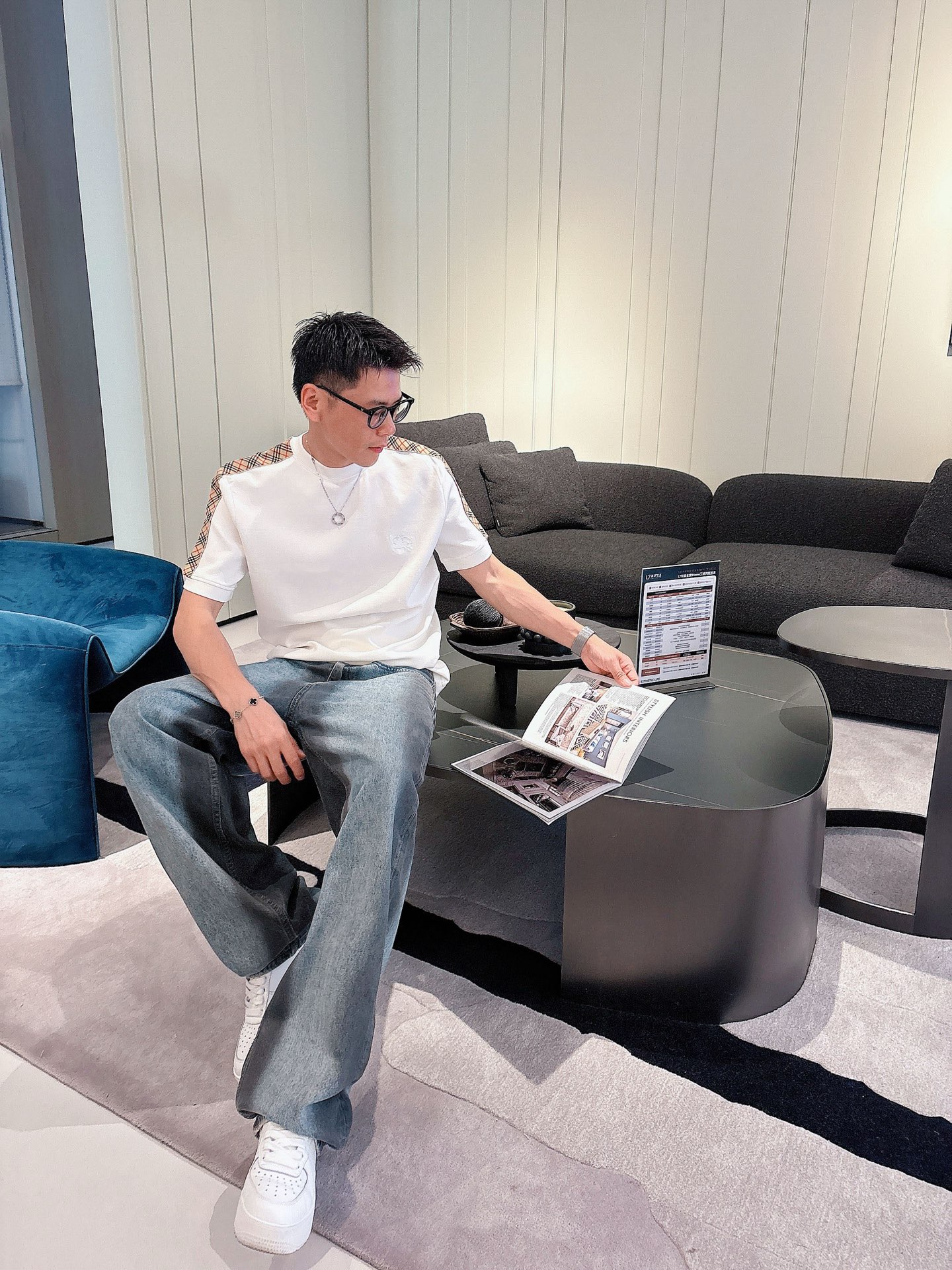 巴宝莉2025秋冬 圆领刺绣短袖T恤打底衫 元素性的Logo徽章凸显休闲时尚魅力,依然独领时尚风骚.内搭