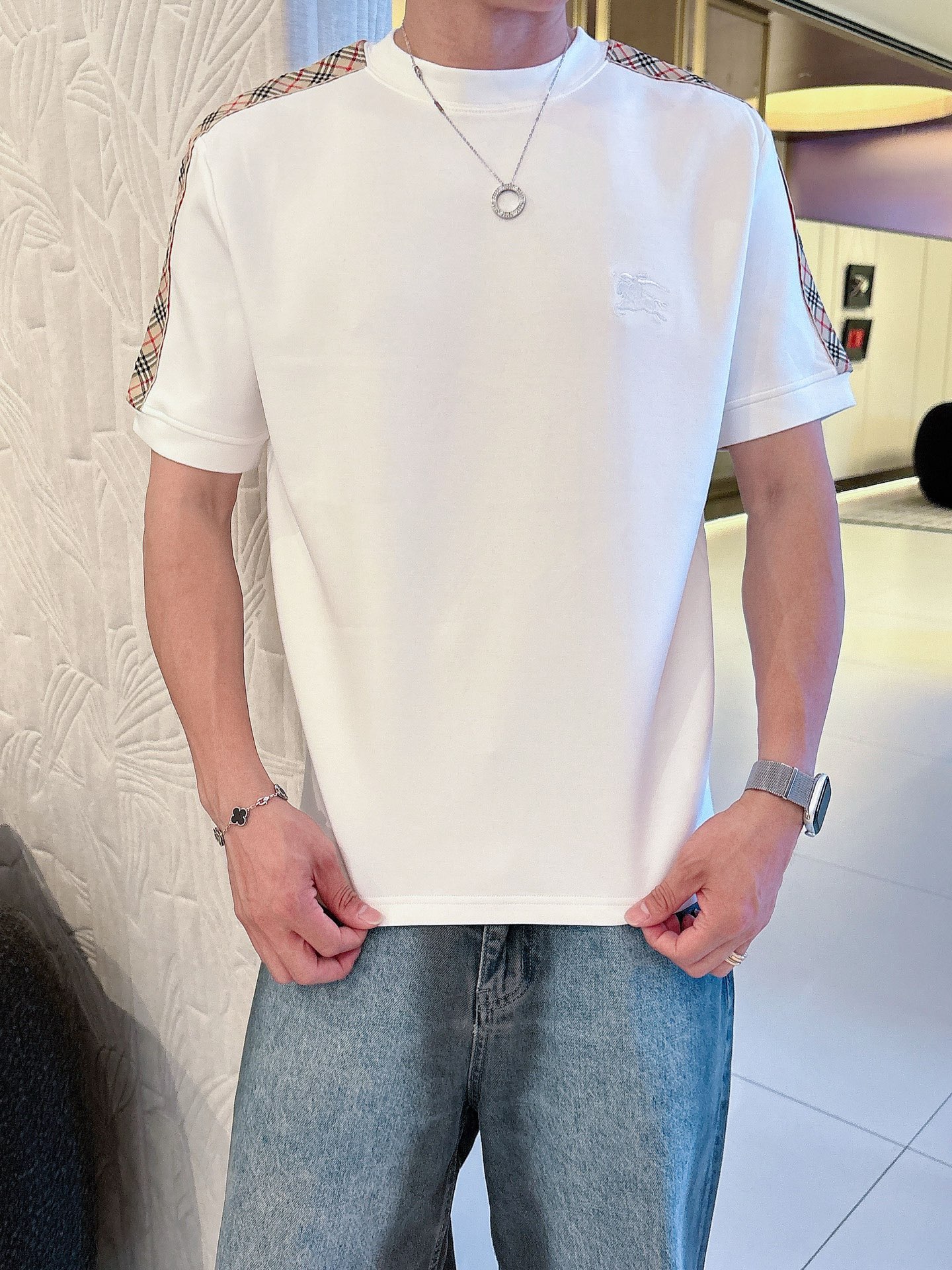 巴宝莉2025秋冬 圆领刺绣短袖T恤打底衫 元素性的Logo徽章凸显休闲时尚魅力,依然独领时尚风骚.内搭