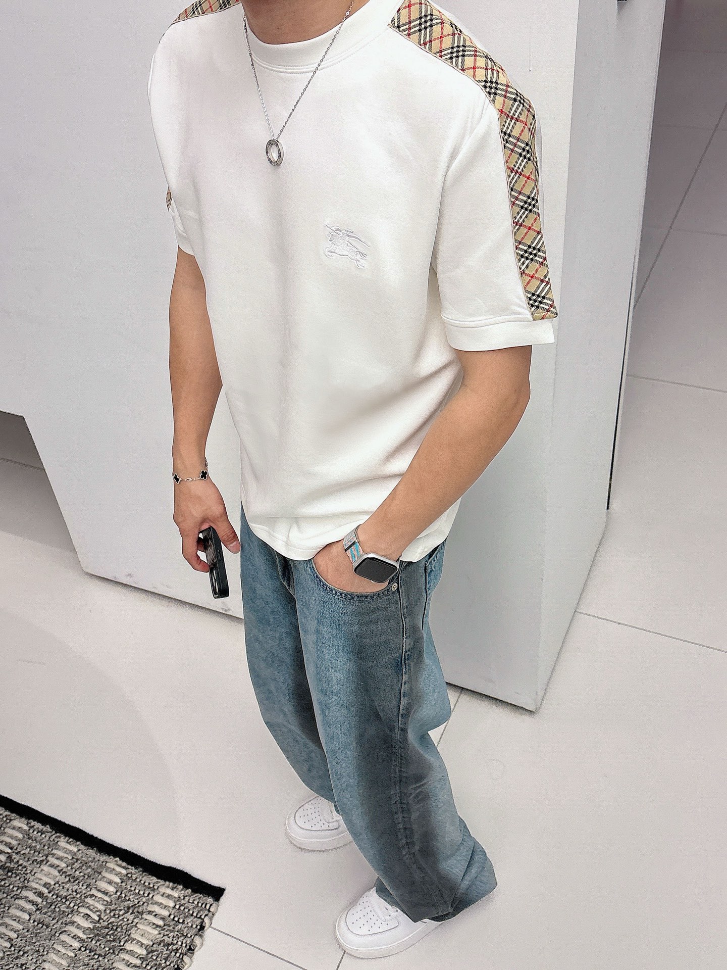 巴宝莉2025秋冬 圆领刺绣短袖T恤打底衫 元素性的Logo徽章凸显休闲时尚魅力,依然独领时尚风骚.内搭