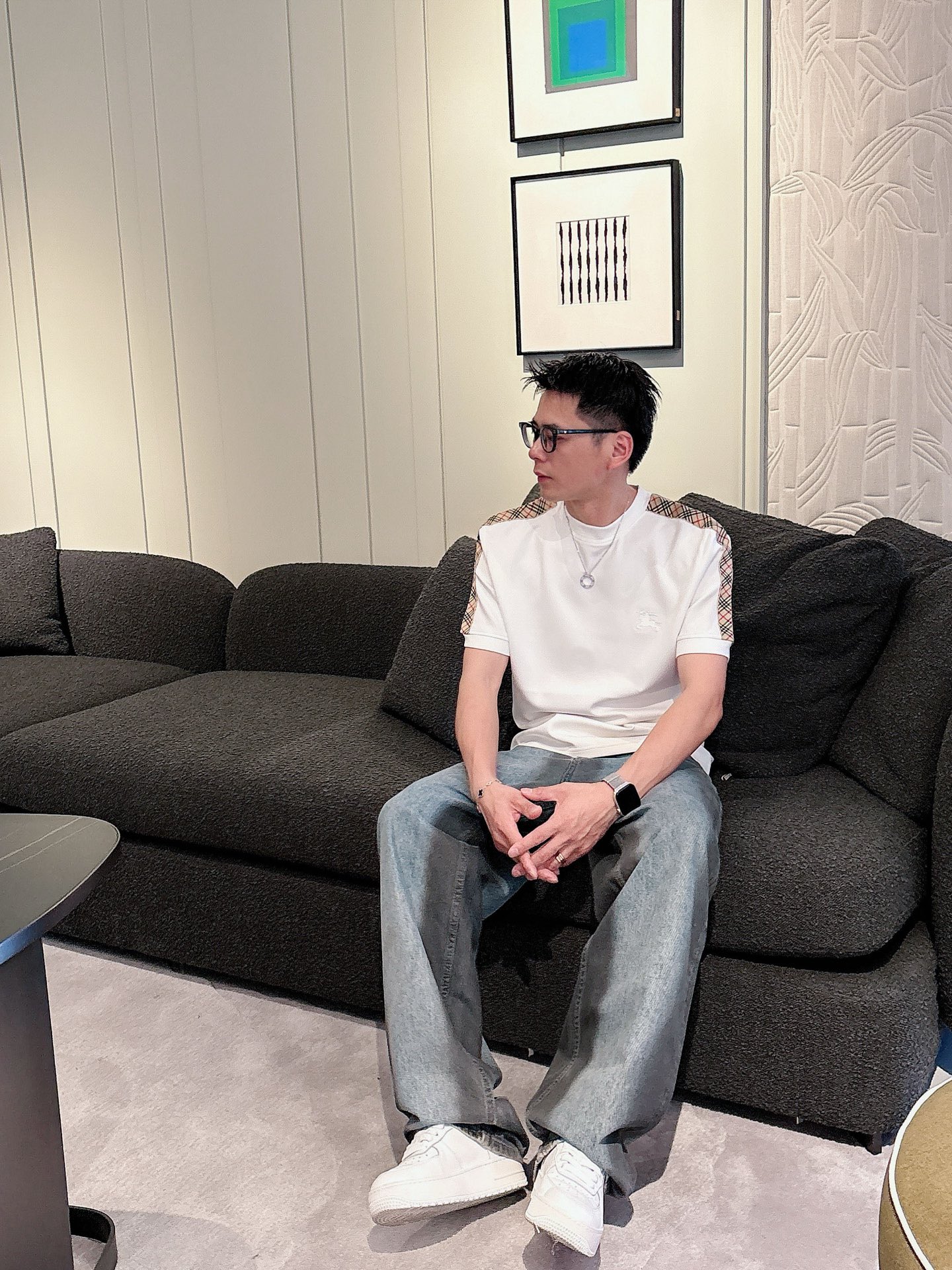 巴宝莉2025秋冬 圆领刺绣短袖T恤打底衫 元素性的Logo徽章凸显休闲时尚魅力,依然独领时尚风骚.内搭