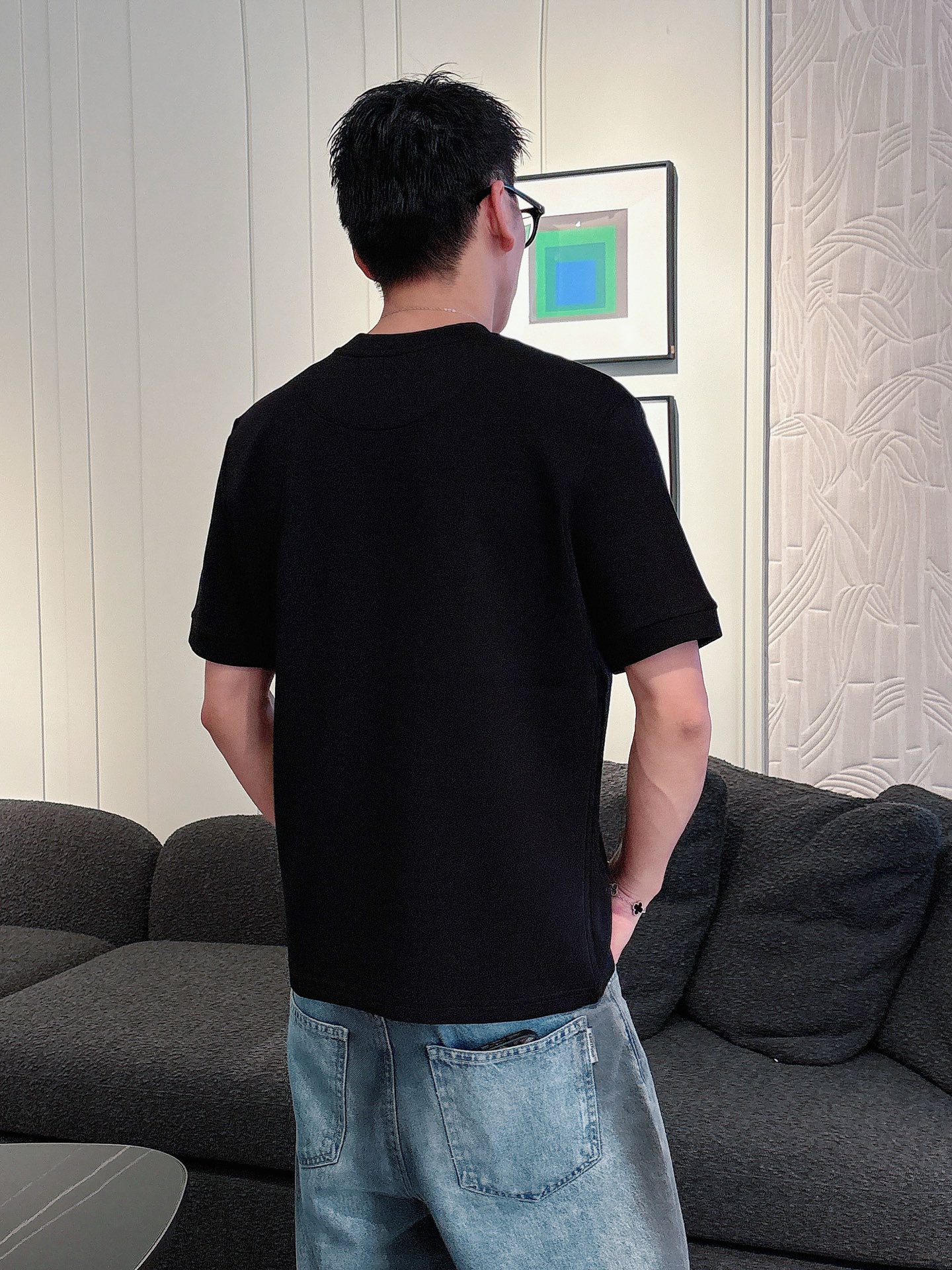 罗意威2025秋冬 圆领刺绣短袖T恤打底衫 元素性的Logo徽章凸显休闲时尚魅力,依然独领时尚风骚.内搭