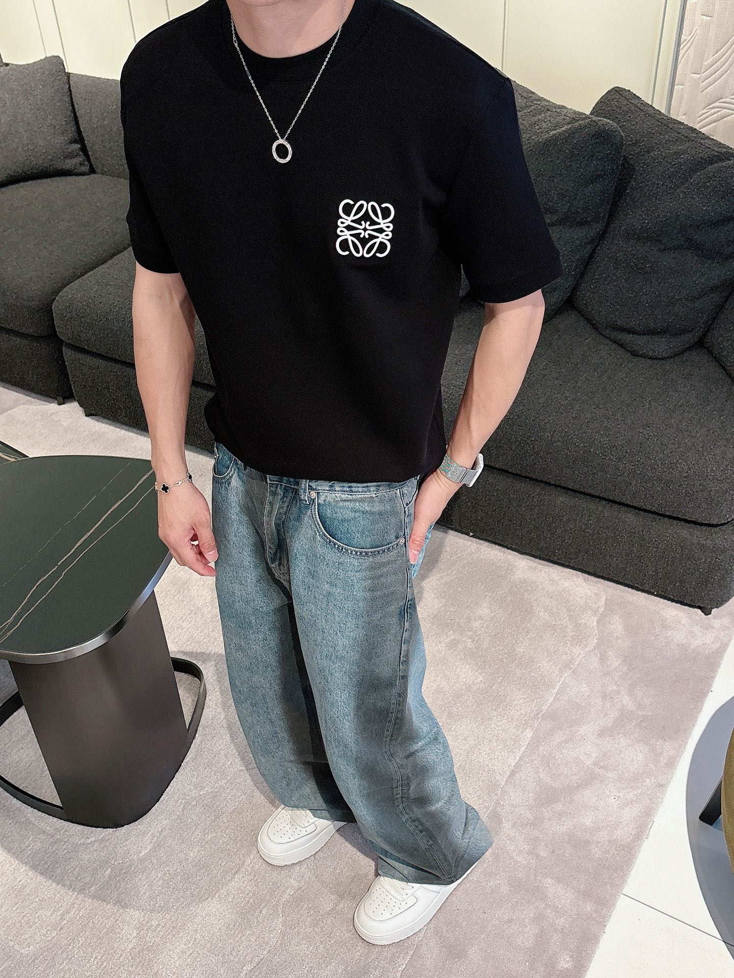 罗意威2025秋冬 圆领刺绣短袖T恤打底衫 元素性的Logo徽章凸显休闲时尚魅力,依然独领时尚风骚.内搭