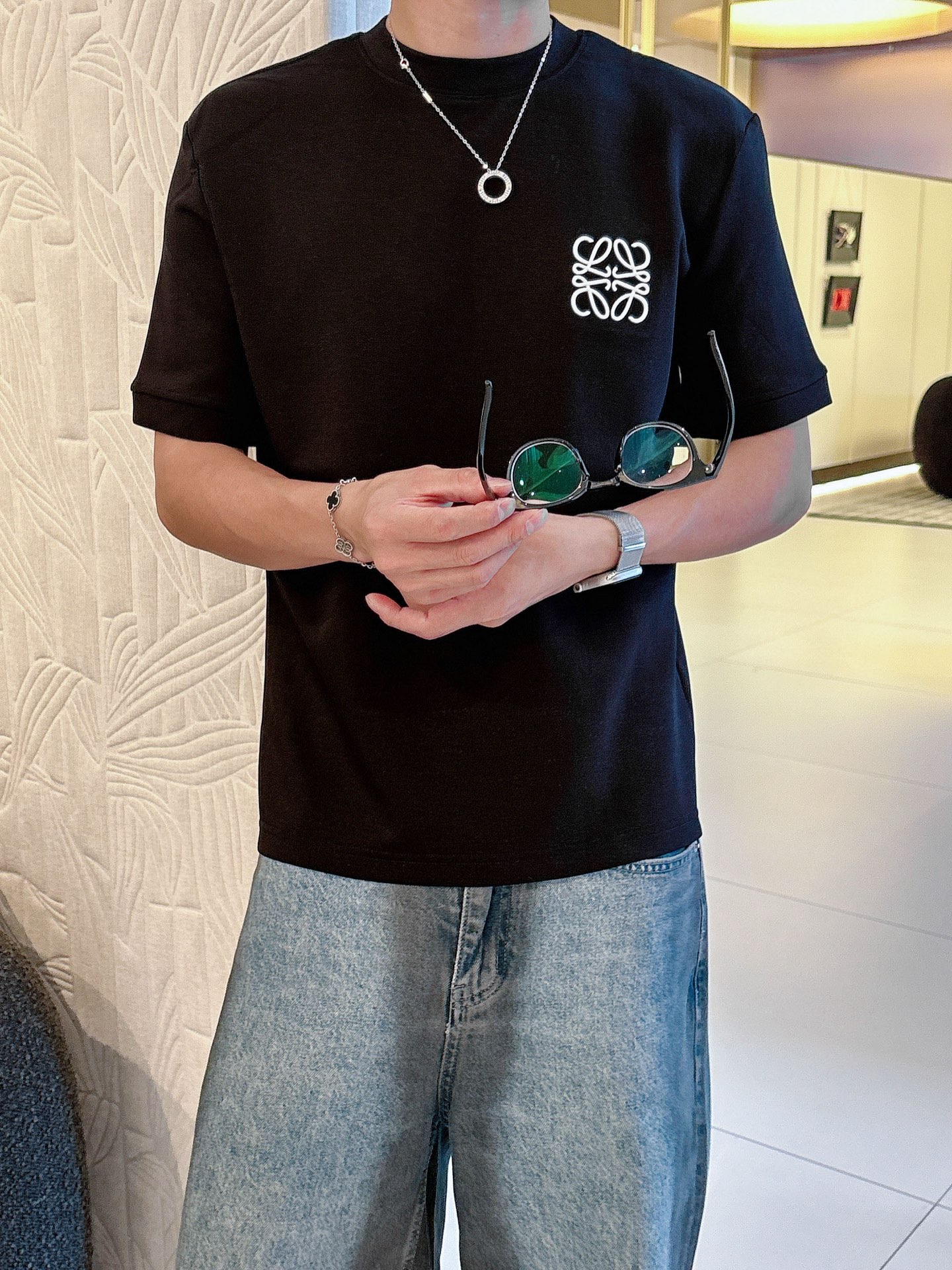 罗意威2025秋冬 圆领刺绣短袖T恤打底衫 元素性的Logo徽章凸显休闲时尚魅力,依然独领时尚风骚.内搭