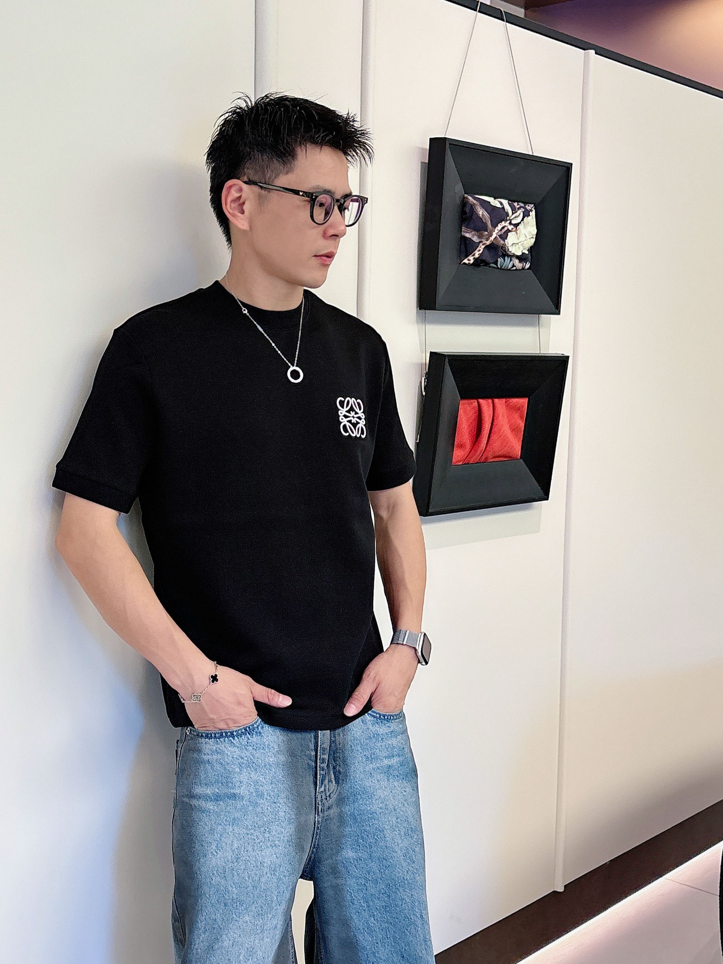 罗意威2025秋冬 圆领刺绣短袖T恤打底衫 元素性的Logo徽章凸显休闲时尚魅力,依然独领时尚风骚.内搭