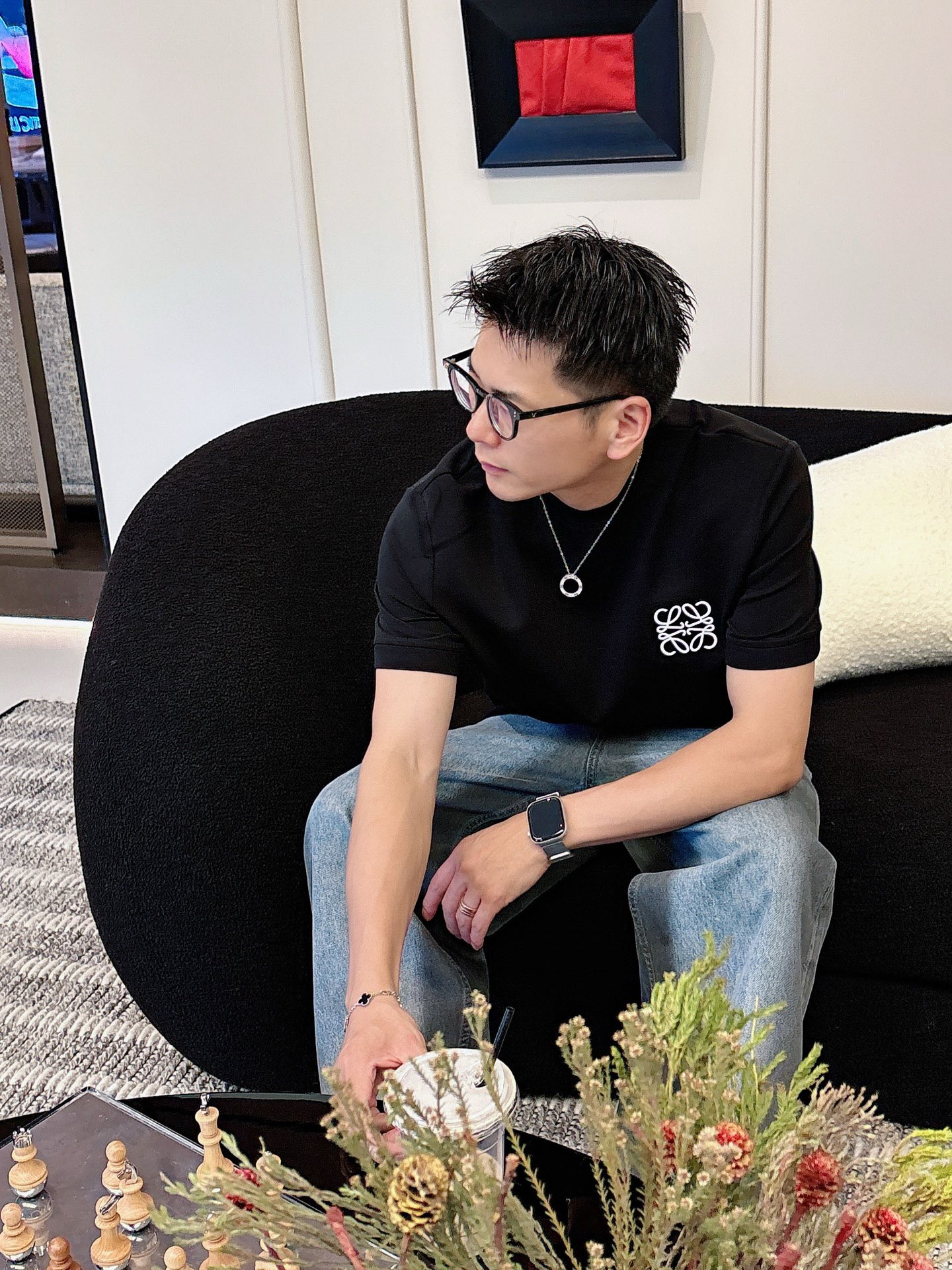 罗意威2025秋冬 圆领刺绣短袖T恤打底衫 元素性的Logo徽章凸显休闲时尚魅力,依然独领时尚风骚.内搭