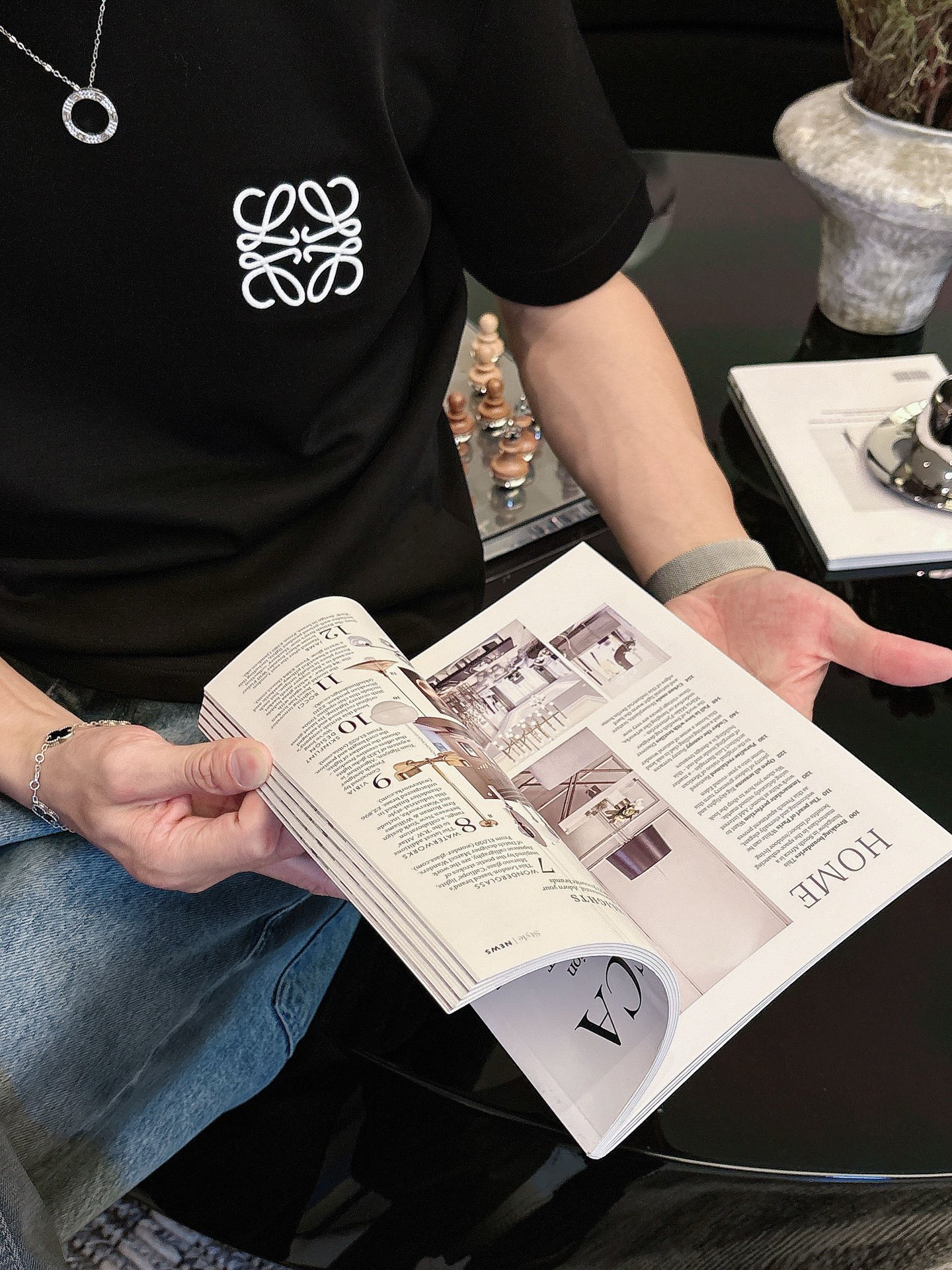 罗意威2025秋冬 圆领刺绣短袖T恤打底衫 元素性的Logo徽章凸显休闲时尚魅力,依然独领时尚风骚.内搭