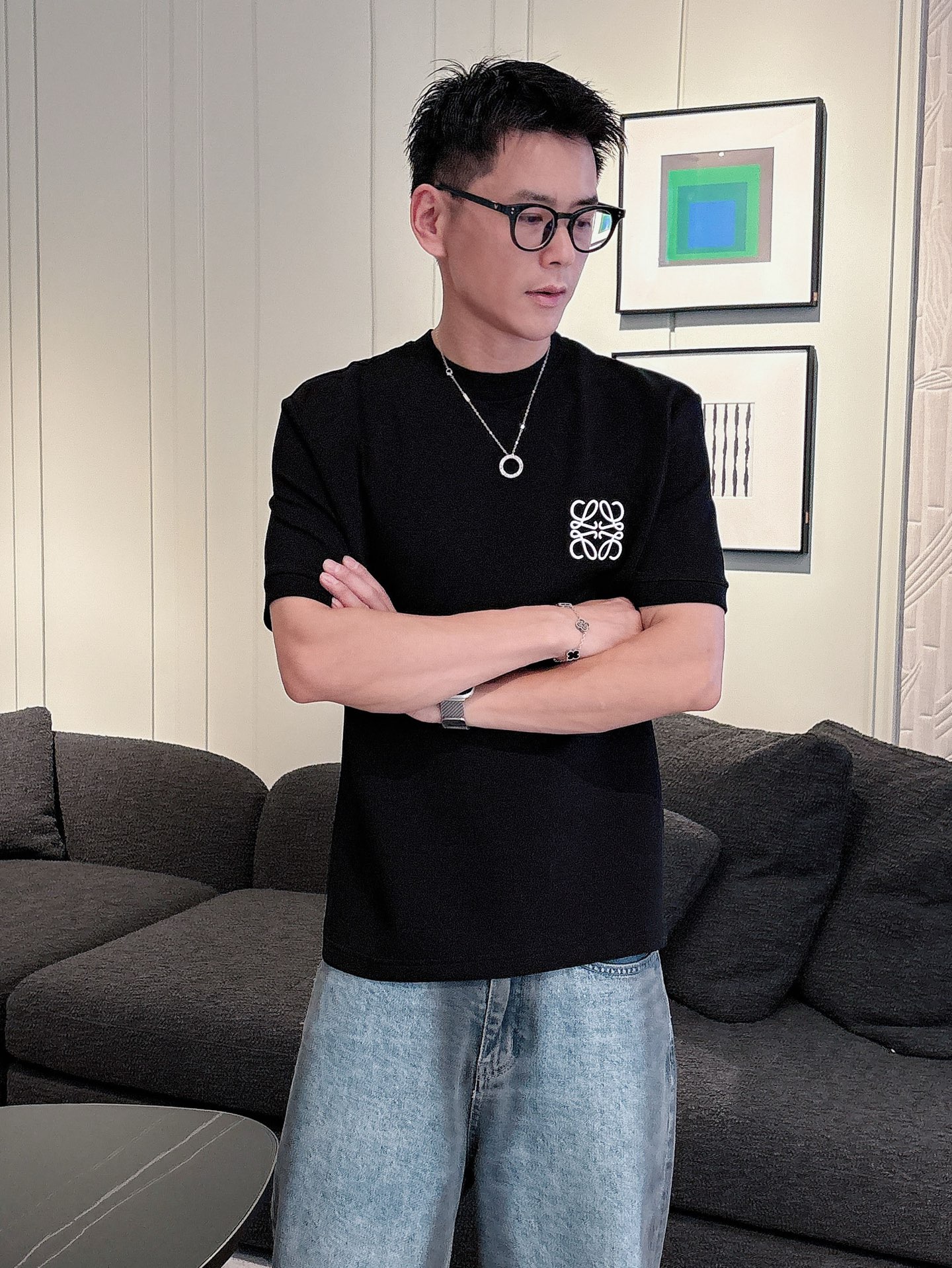 罗意威2025秋冬 圆领刺绣短袖T恤打底衫 元素性的Logo徽章凸显休闲时尚魅力,依然独领时尚风骚.内搭