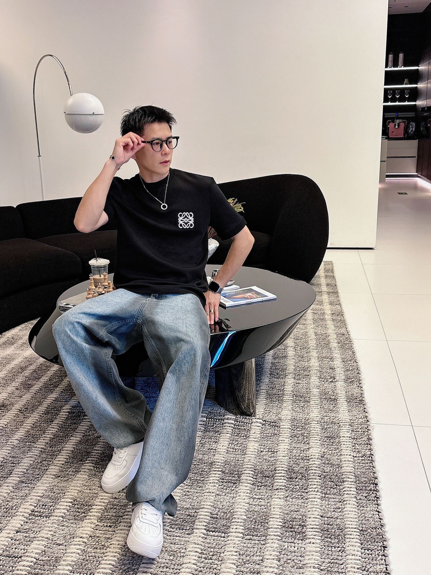 罗意威2025秋冬 圆领刺绣短袖T恤打底衫 元素性的Logo徽章凸显休闲时尚魅力,依然独领时尚风骚.内搭