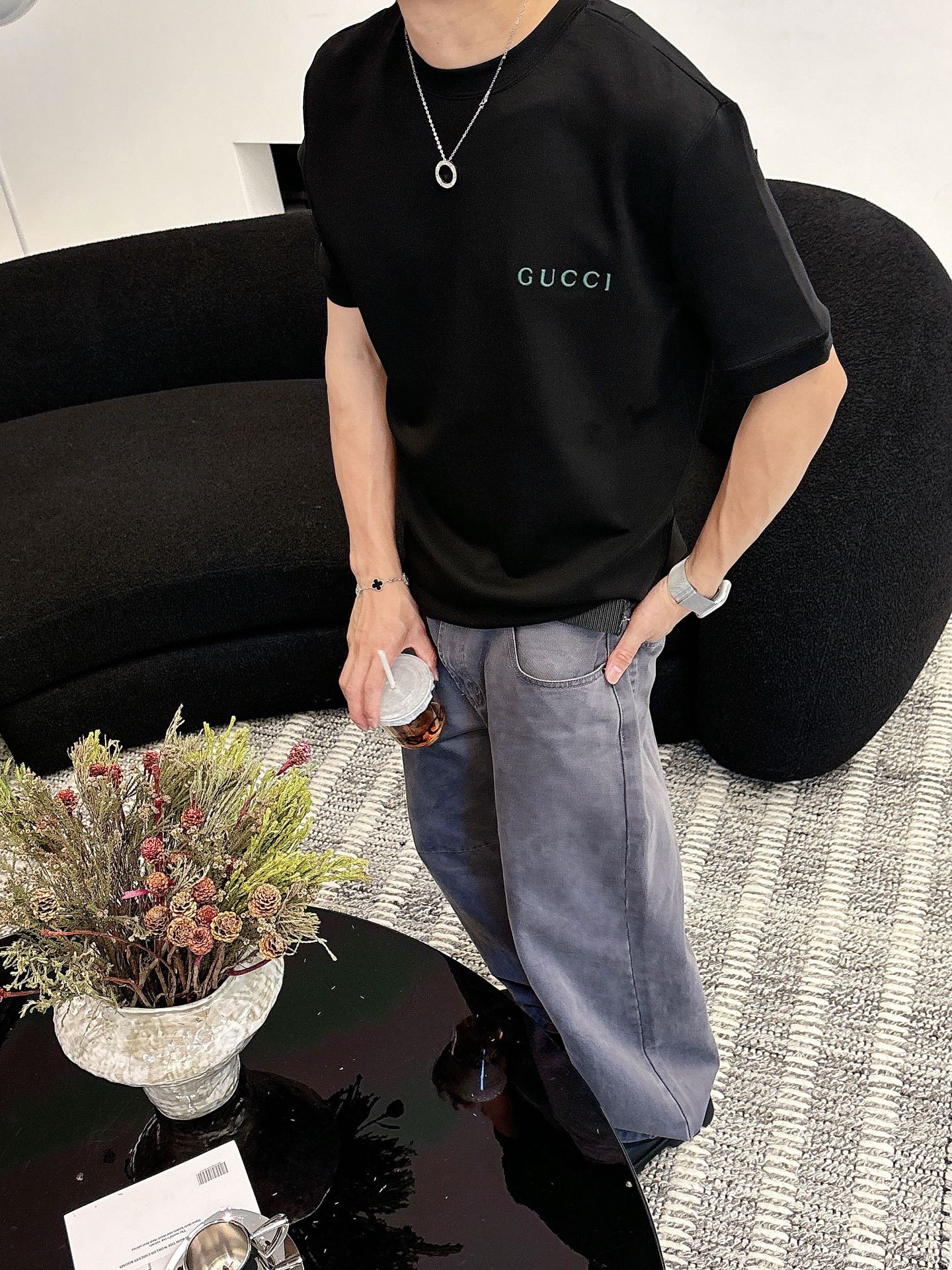 Gucci2025秋冬 圆领刺绣短袖T恤打底衫 元素性的Logo徽章凸显休闲时尚魅力,依然独领时尚风骚.