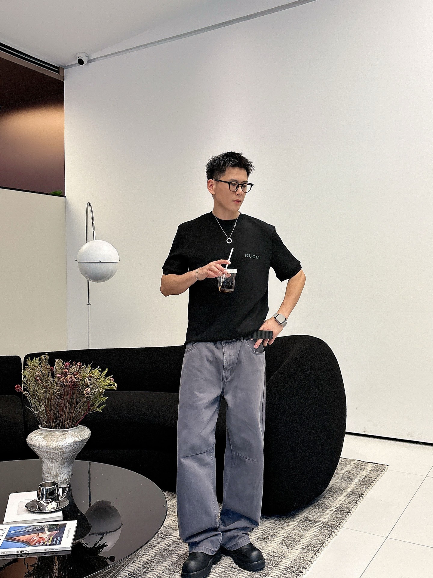 Gucci2025秋冬 圆领刺绣短袖T恤打底衫 元素性的Logo徽章凸显休闲时尚魅力,依然独领时尚风骚.