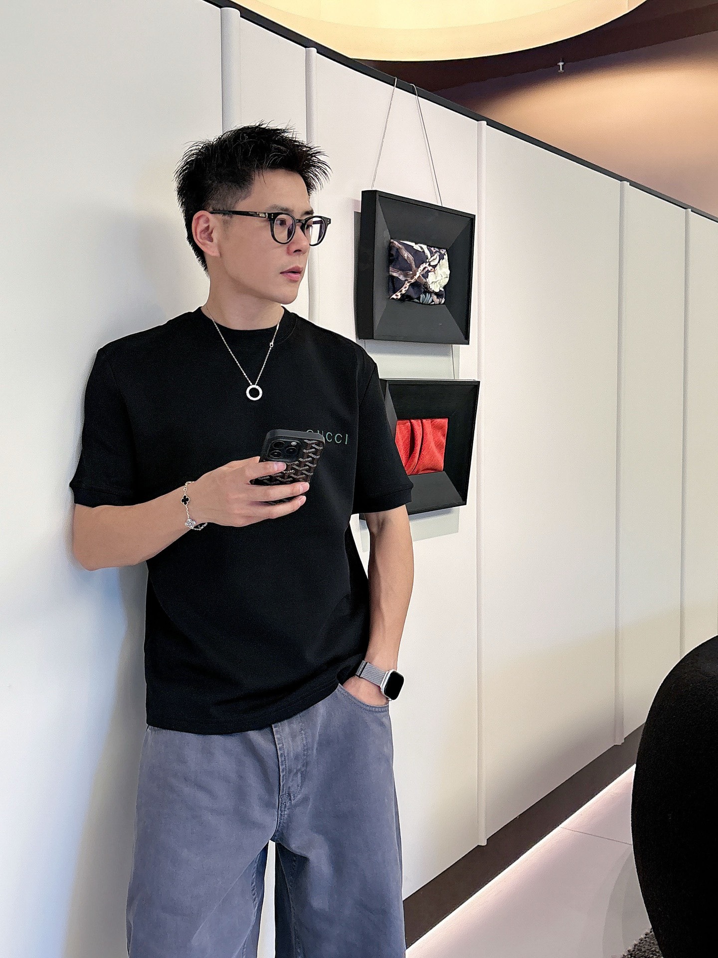 Gucci2025秋冬 圆领刺绣短袖T恤打底衫 元素性的Logo徽章凸显休闲时尚魅力,依然独领时尚风骚.