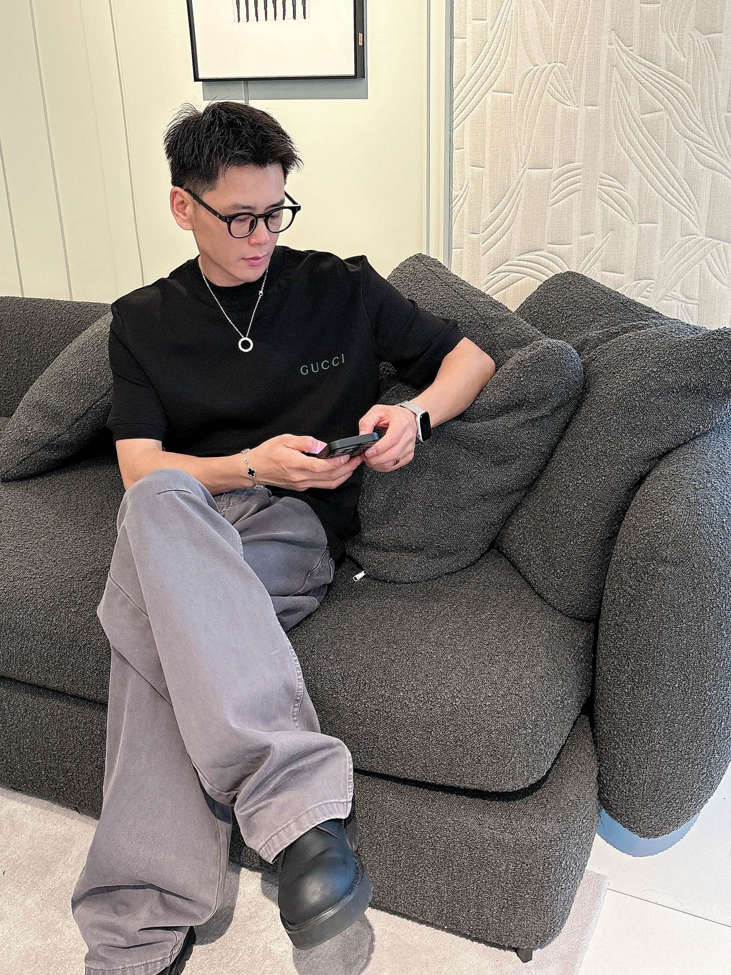 Gucci2025秋冬 圆领刺绣短袖T恤打底衫 元素性的Logo徽章凸显休闲时尚魅力,依然独领时尚风骚.