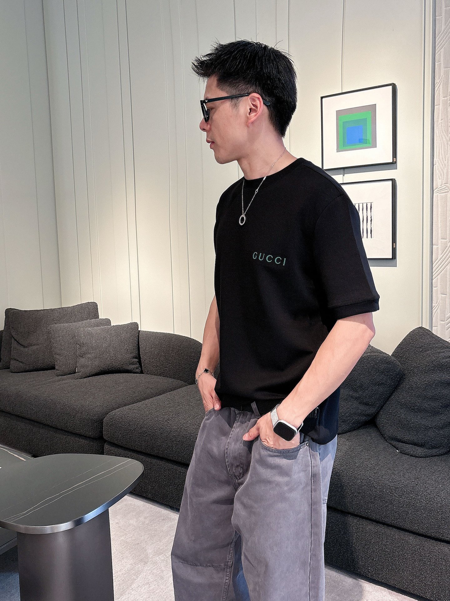 Gucci2025秋冬 圆领刺绣短袖T恤打底衫 元素性的Logo徽章凸显休闲时尚魅力,依然独领时尚风骚.