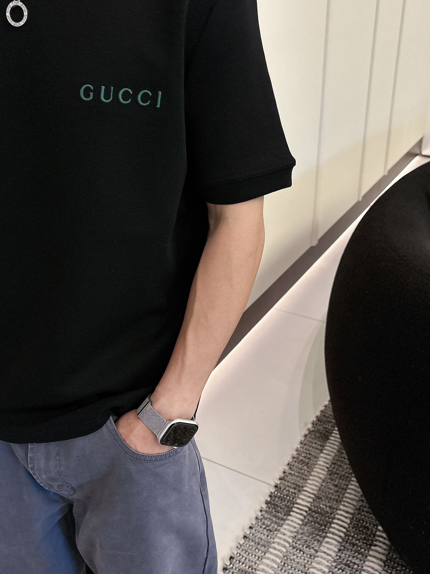 Gucci2025秋冬 圆领刺绣短袖T恤打底衫 元素性的Logo徽章凸显休闲时尚魅力,依然独领时尚风骚.