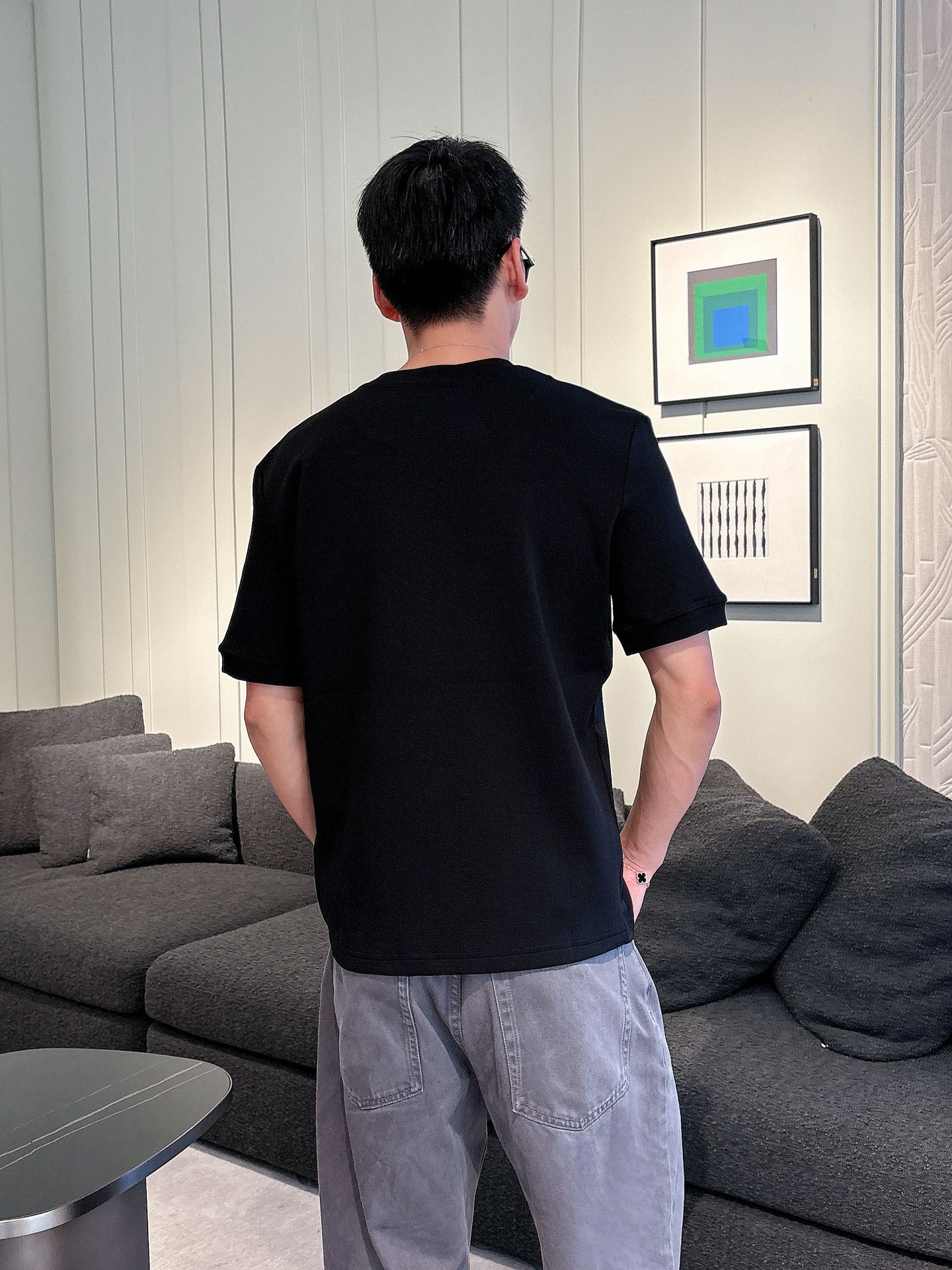 Gucci2025秋冬 圆领刺绣短袖T恤打底衫 元素性的Logo徽章凸显休闲时尚魅力,依然独领时尚风骚.