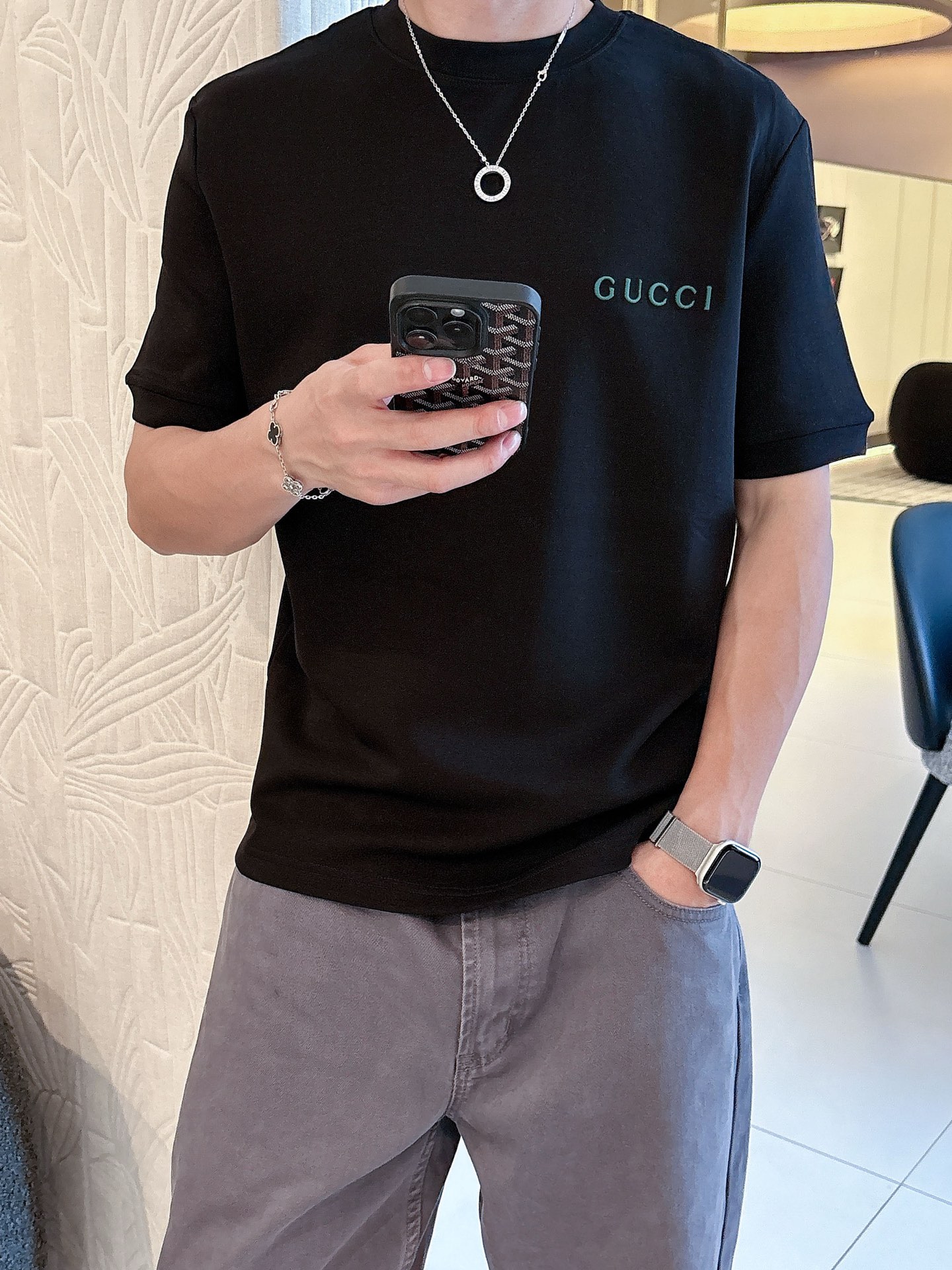 Gucci2025秋冬 圆领刺绣短袖T恤打底衫 元素性的Logo徽章凸显休闲时尚魅力,依然独领时尚风骚.