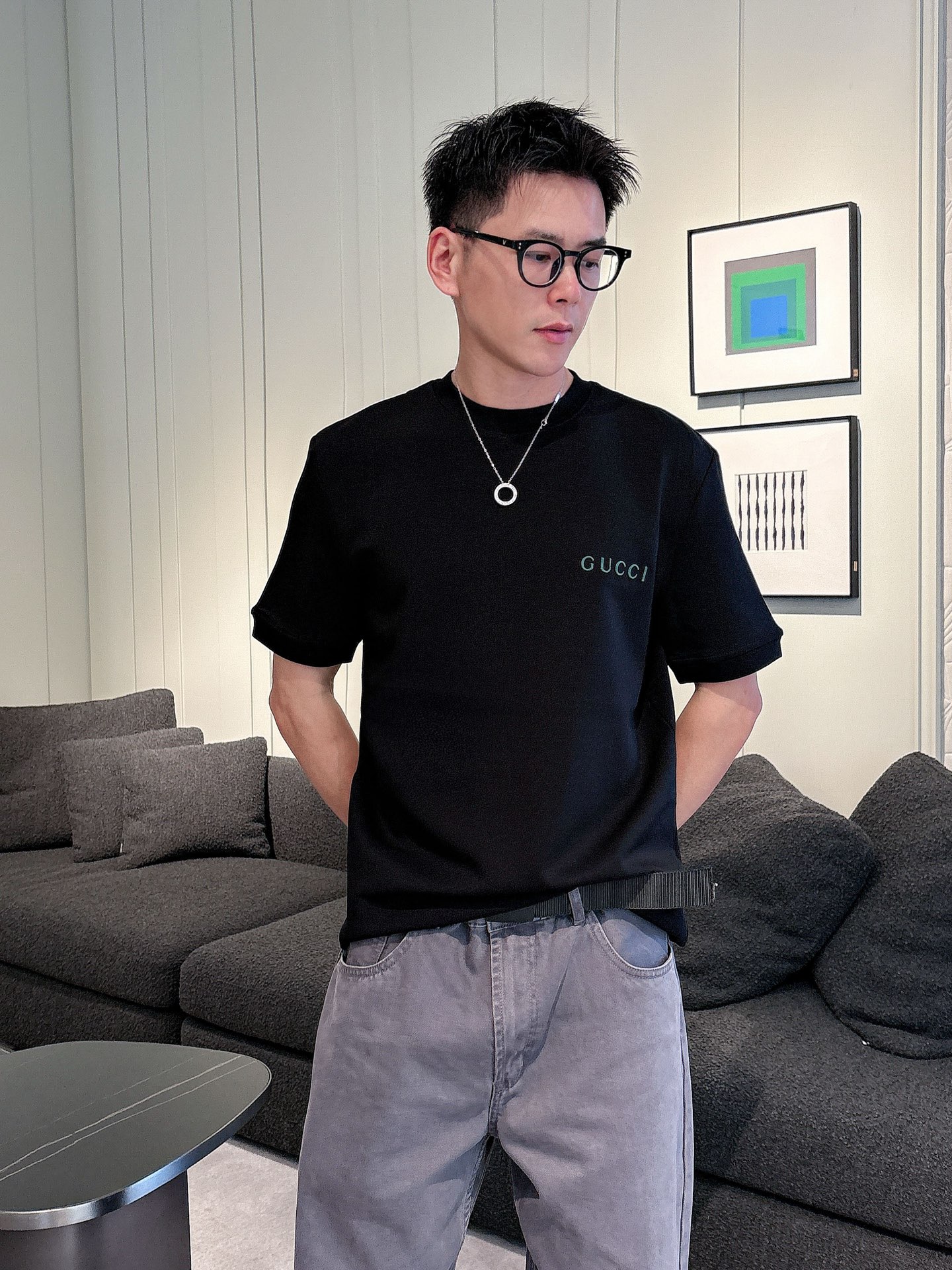 Gucci2025秋冬 圆领刺绣短袖T恤打底衫 元素性的Logo徽章凸显休闲时尚魅力,依然独领时尚风骚.