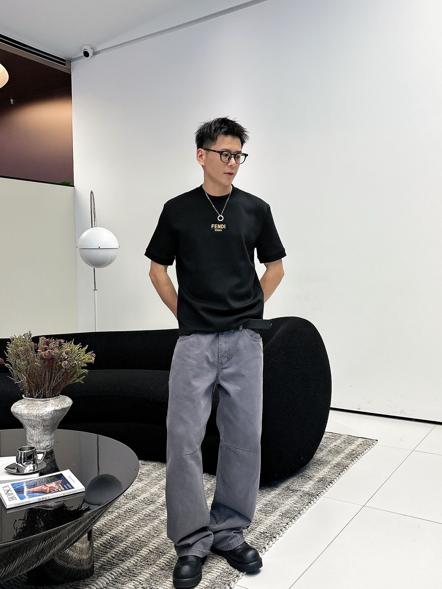 芬迪2025秋冬 圆领刺绣短袖T恤打底衫 元素性的Logo徽章凸显休闲时尚魅力,依然独领时尚风骚.内搭好